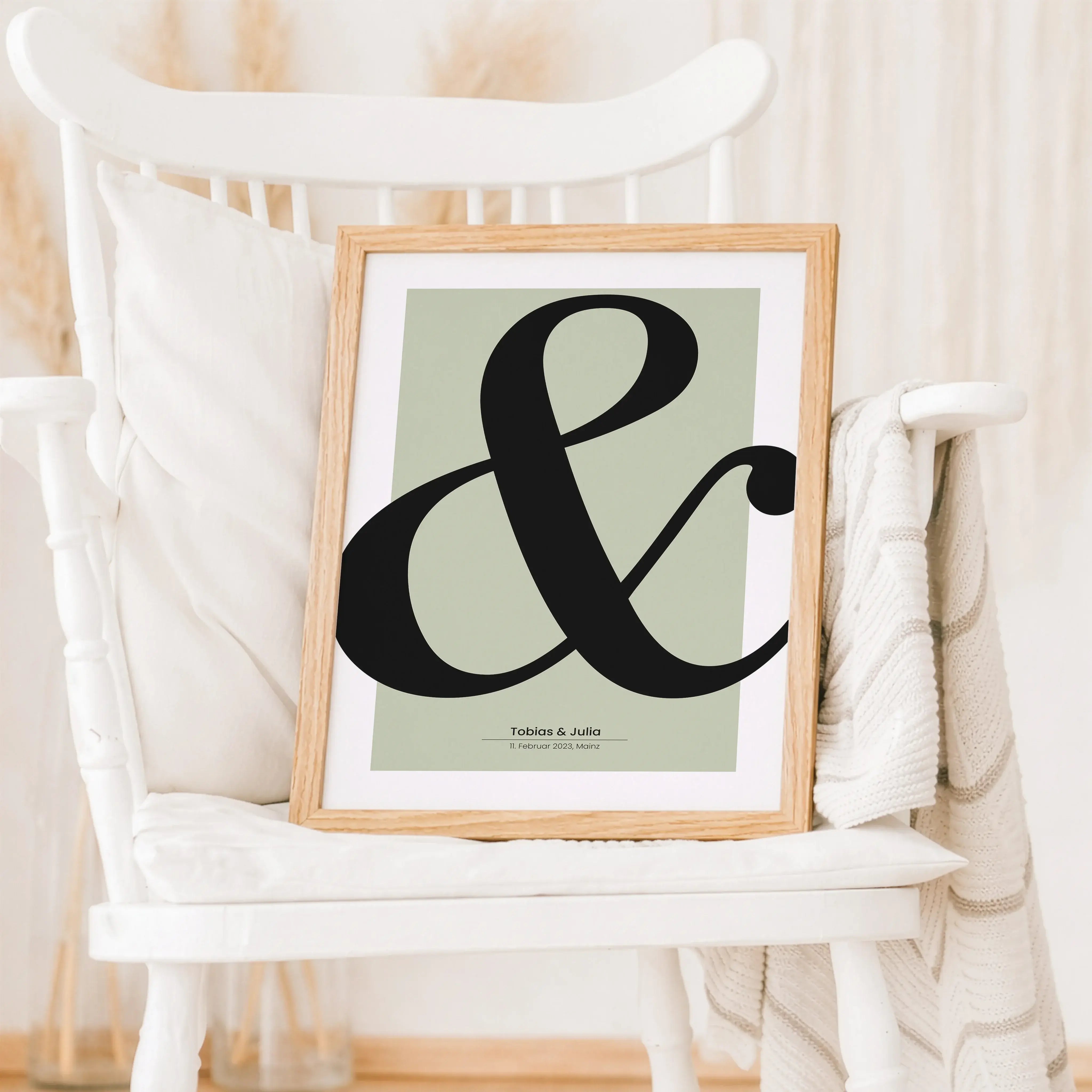 Hochzeitsposter '&'-Personalisiertes Poster-famprints-Das Hochzeitsposter '&' steht für das, was euch verbindet. Zwei Namen, ein Datum und ein gemeinsamer Weg. Das schlichte Und-Zeichen rückt eure Beziehung in den Mittelpunkt und macht aus einem Moment ei