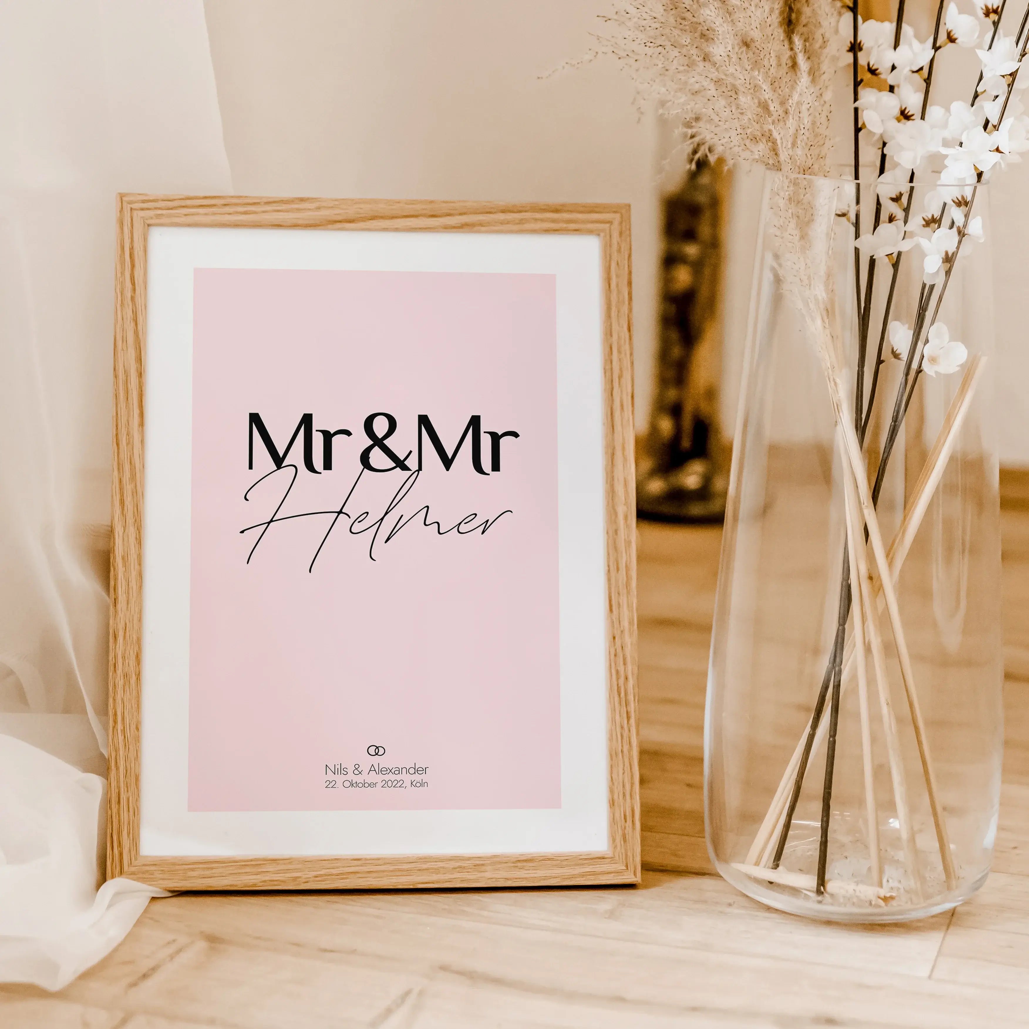 Paar Poster Mr & Mr-famprints-Personalisiertes Poster-Unser personalisiertes Hochzeit Poster Mr & Mr ist perfekt für alle gleichgeschlechtlichen Paare die ihren einzigartigen Tag unvergessen machen wollen. Du kannst den Text mit euren Namen, dem Hochzeits