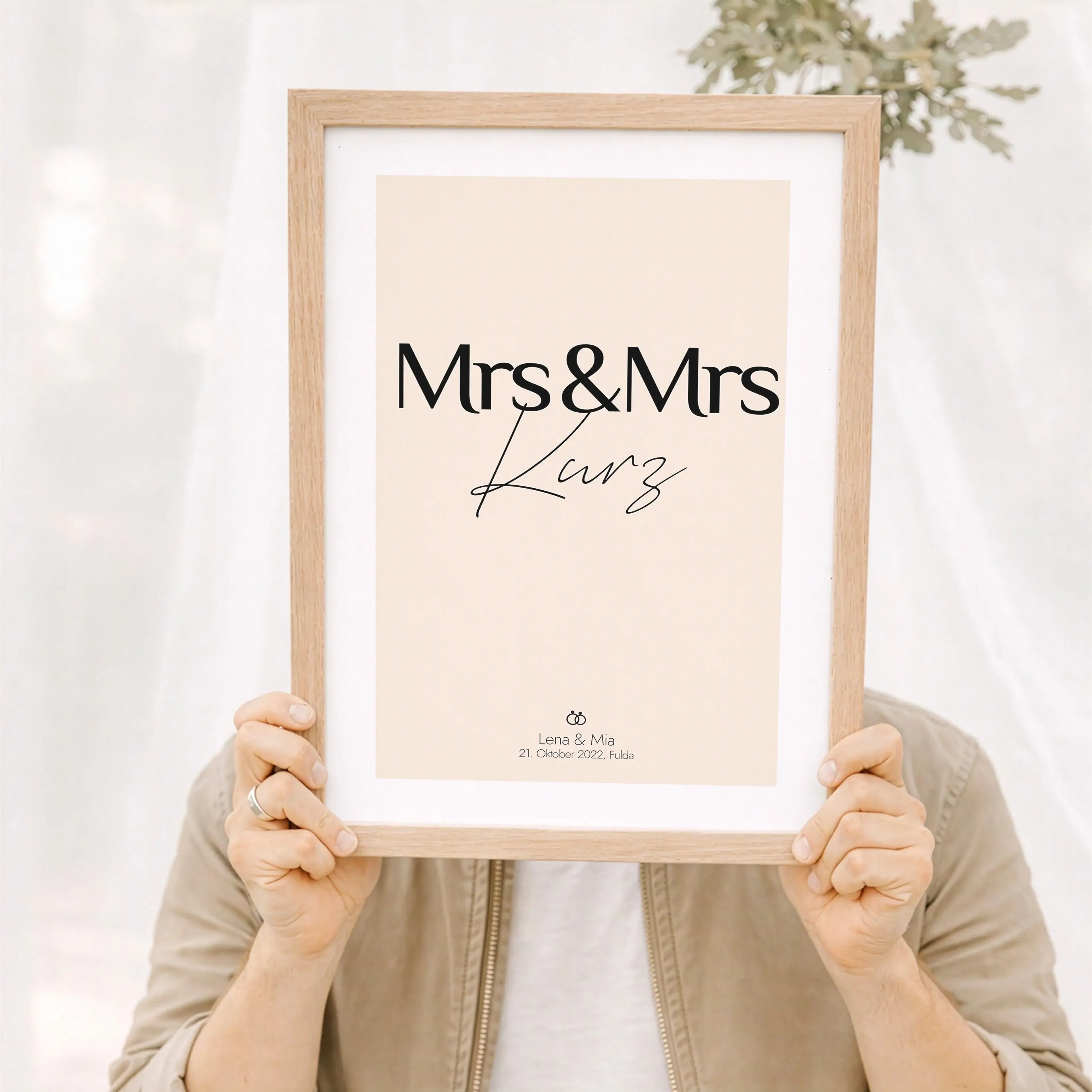Paar Poster Mrs & Mrs-Personalisiertes Poster-famprints-Das Paar Poster Mrs & Mrs ist eine persönliche Art, eure Liebe sichtbar zu machen und euren besonderen Moment stilvoll festzuhalten. Ob zur Hochzeit, zum Jahrestag oder als Geschenk für ein gleichges