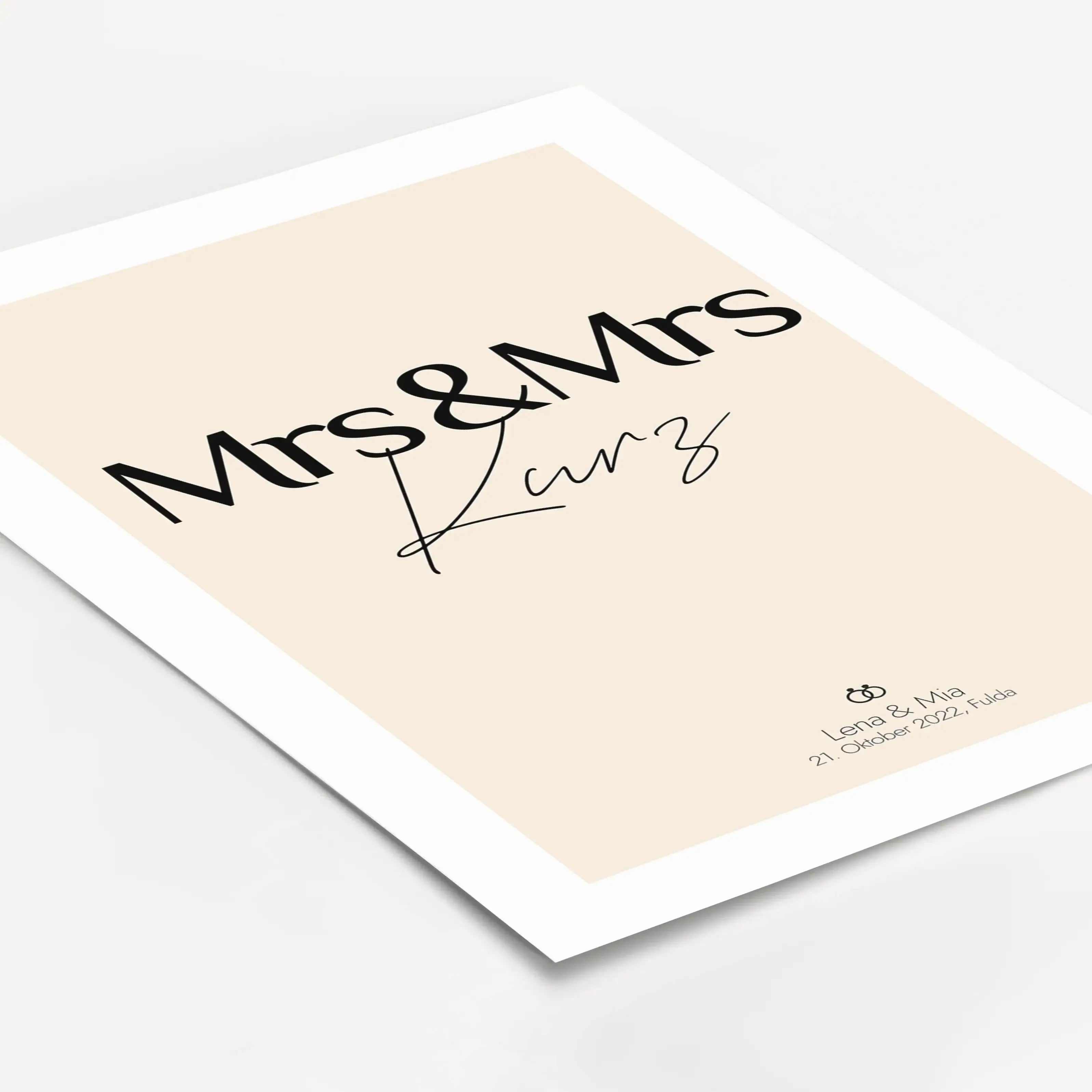 Paar Poster Mrs & Mrs-Personalisiertes Poster-famprints-Das Paar Poster Mrs & Mrs ist eine persönliche Art, eure Liebe sichtbar zu machen und euren besonderen Moment stilvoll festzuhalten. Ob zur Hochzeit, zum Jahrestag oder als Geschenk für ein gleichges