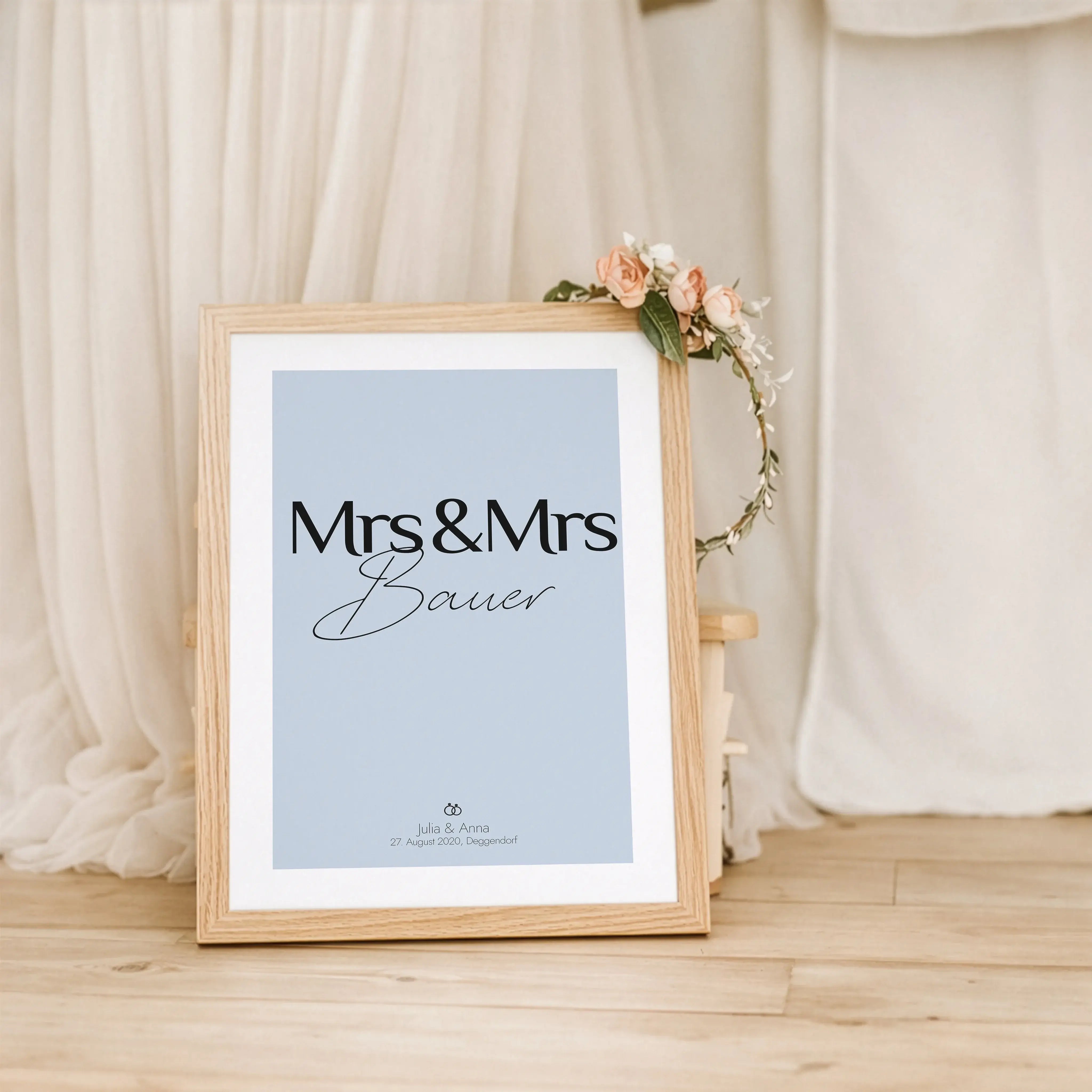 Paar Poster Mrs & Mrs-Personalisiertes Poster-famprints-Das Paar Poster Mrs & Mrs ist eine persönliche Art, eure Liebe sichtbar zu machen und euren besonderen Moment stilvoll festzuhalten. Ob zur Hochzeit, zum Jahrestag oder als Geschenk für ein gleichges