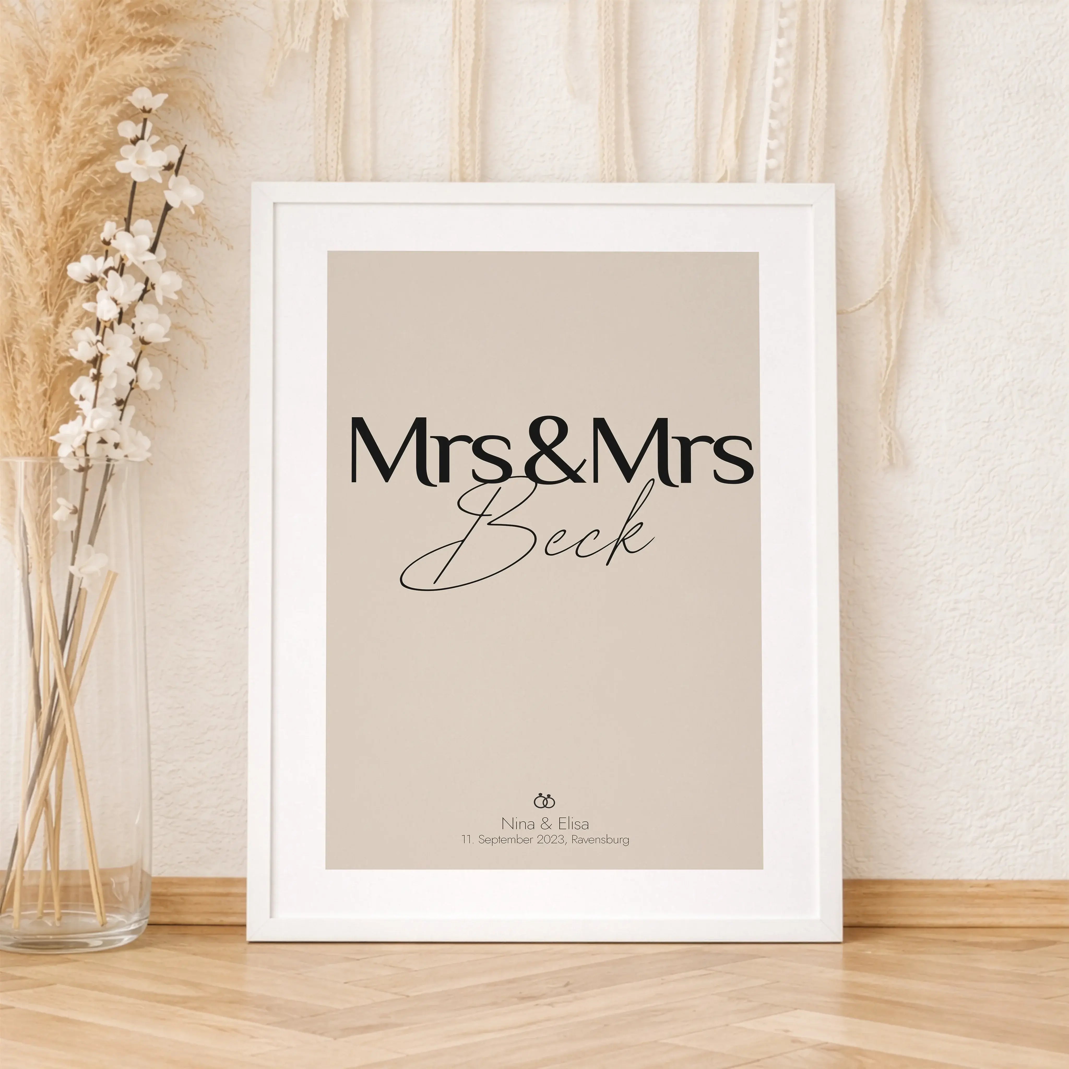 Paar Poster Mrs & Mrs-Personalisiertes Poster-famprints-Das Paar Poster Mrs & Mrs ist eine persönliche Art, eure Liebe sichtbar zu machen und euren besonderen Moment stilvoll festzuhalten. Ob zur Hochzeit, zum Jahrestag oder als Geschenk für ein gleichges
