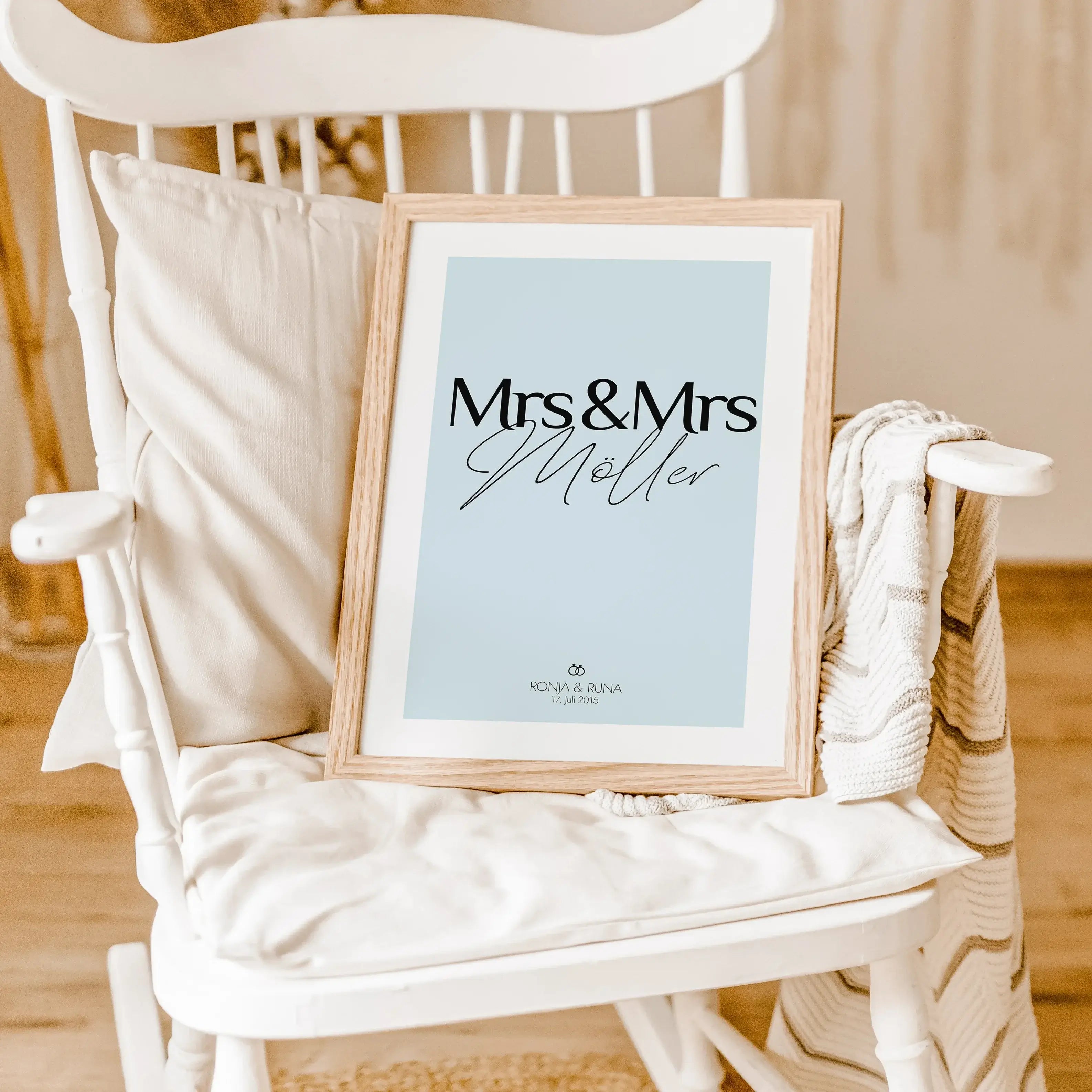 Paar Poster Mrs & Mrs-famprints-Personalisiertes Poster-Stelle deinen Hochzeitstag auf eine ganz besondere Weise vor - mit dem personalisierten Hochzeit Poster Mrs & Mrs. Dieses persönliche Poster kann mit deinem Wunschtext personalisiert werden, was es z