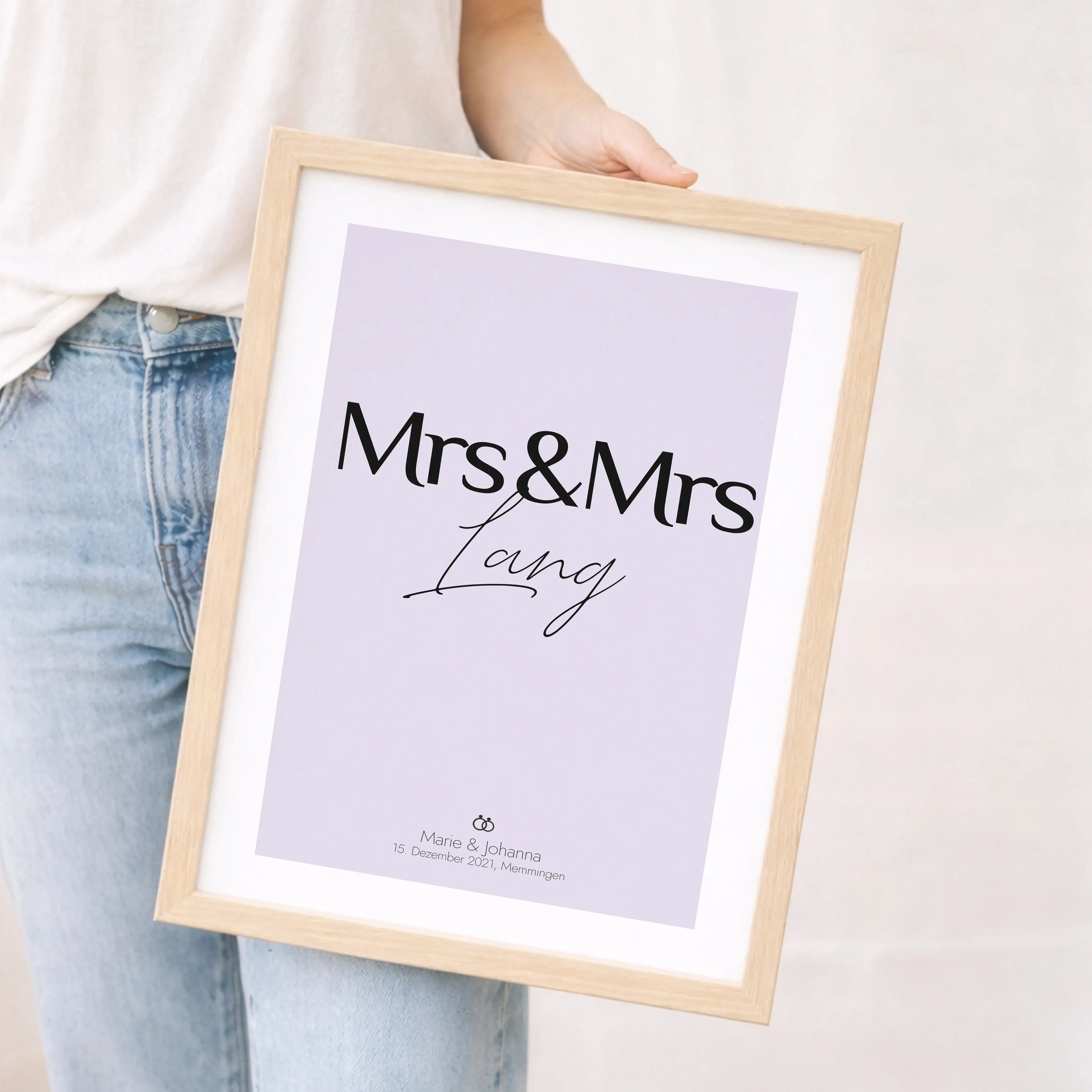 Paar Poster Mrs & Mrs-Personalisiertes Poster-famprints-Das Paar Poster Mrs & Mrs ist eine persönliche Art, eure Liebe sichtbar zu machen und euren besonderen Moment stilvoll festzuhalten. Ob zur Hochzeit, zum Jahrestag oder als Geschenk für ein gleichges