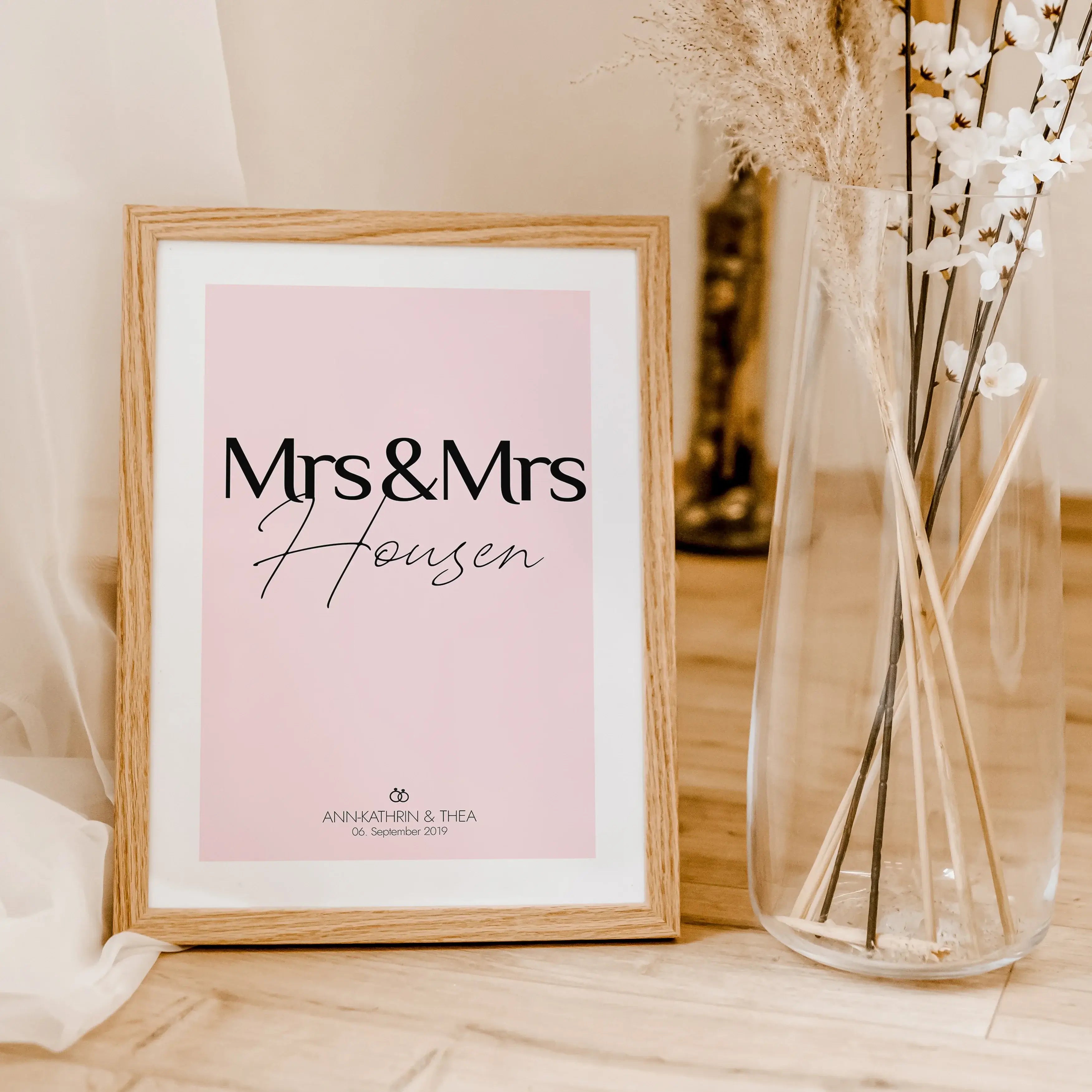 Paar Poster Mrs & Mrs-famprints-Personalisiertes Poster-Stelle deinen Hochzeitstag auf eine ganz besondere Weise vor - mit dem personalisierten Hochzeit Poster Mrs & Mrs. Dieses persönliche Poster kann mit deinem Wunschtext personalisiert werden, was es z
