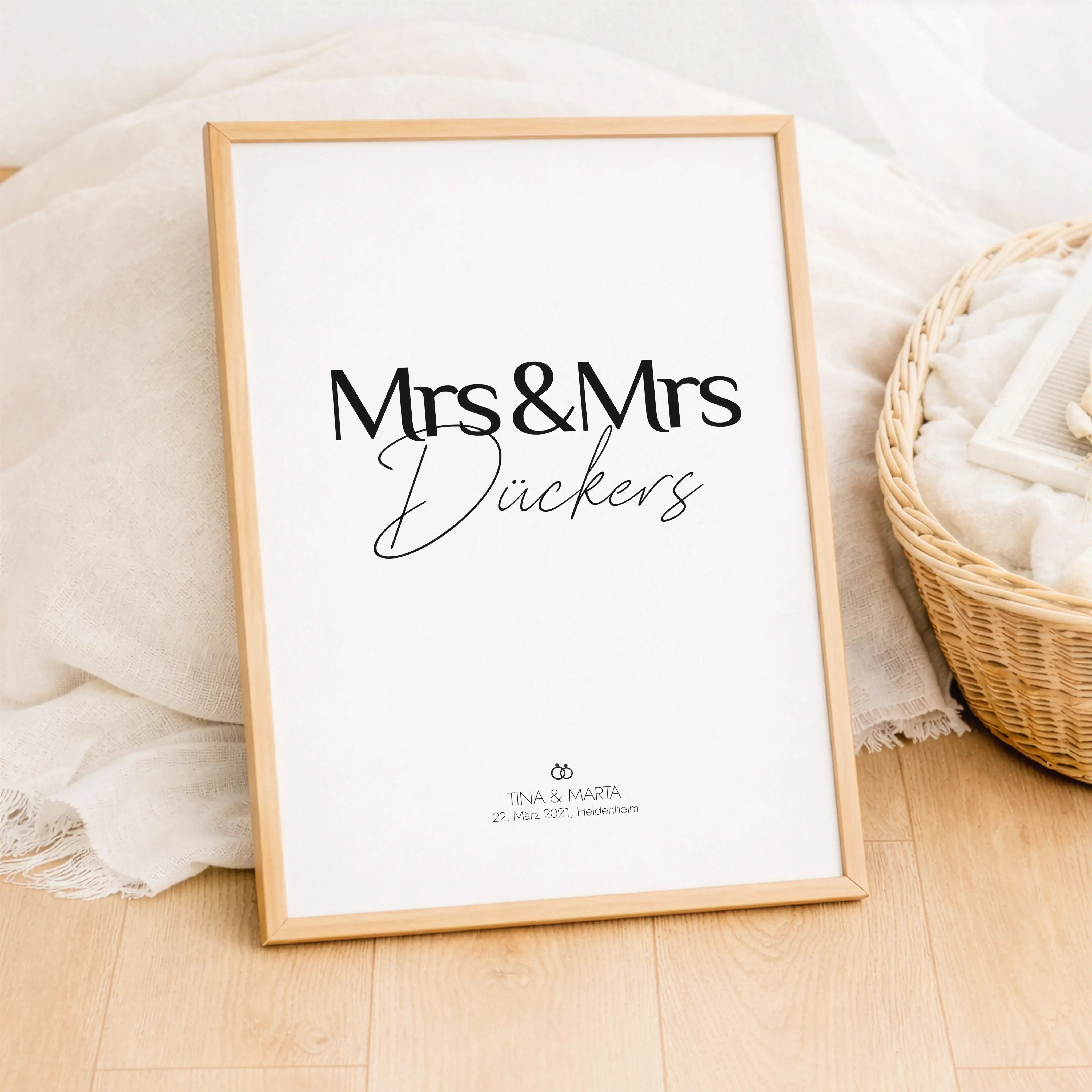 Paar Poster Mrs & Mrs-Personalisiertes Poster-famprints-Das Paar Poster Mrs & Mrs ist eine persönliche Art, eure Liebe sichtbar zu machen und euren besonderen Moment stilvoll festzuhalten. Ob zur Hochzeit, zum Jahrestag oder als Geschenk für ein gleichges