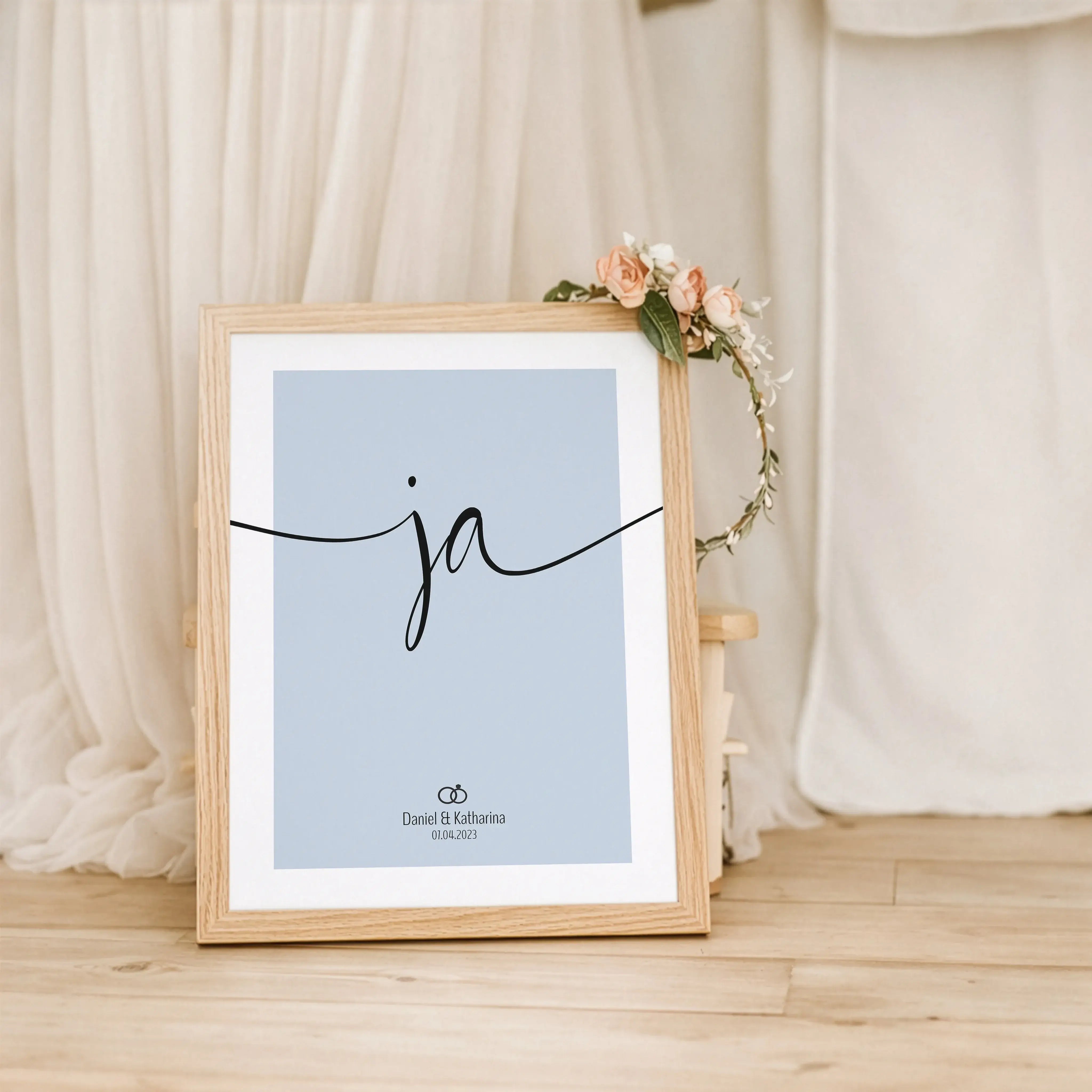 Ja Poster-Personalisiertes Poster-famprints-Das Ja Poster ist mehr als ein schlichtes Wandbild – es steht für den Moment, in dem aus Liebe ein Versprechen wird. Mit seinem klaren Design und dem ausdrucksstarken Ja-Schriftzug fängt dieses Hochzeitsposter g