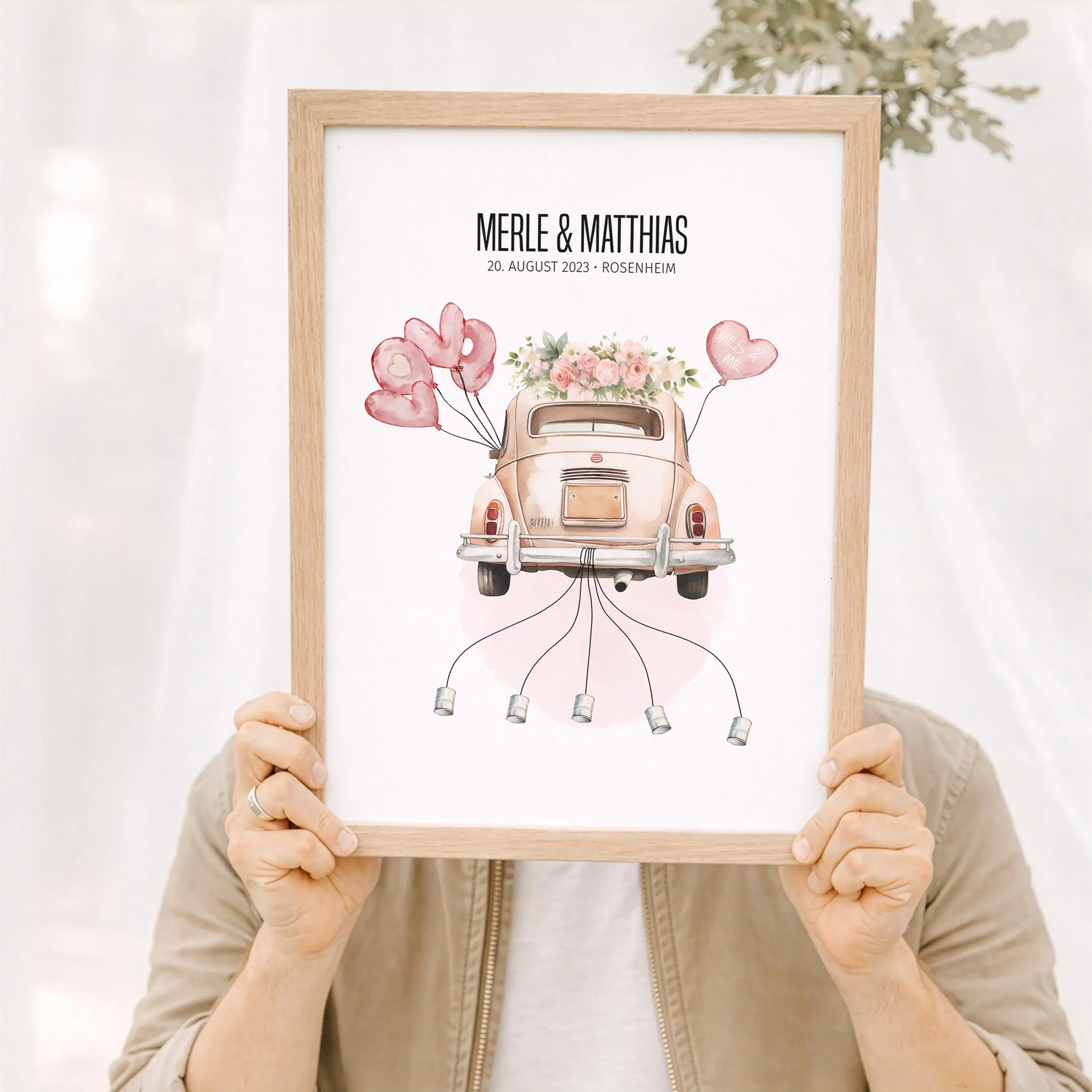 Geldgeschenk Poster Hochzeit-Personalisiertes Poster-famprints-Mit dem Geldgeschenk Poster Hochzeit verschenkst du Geld nicht einfach, sondern verwandelst es in einen echten Hingucker. Das liebevoll illustrierte Hochzeitsmotiv mit Auto, Herzballons und Bl