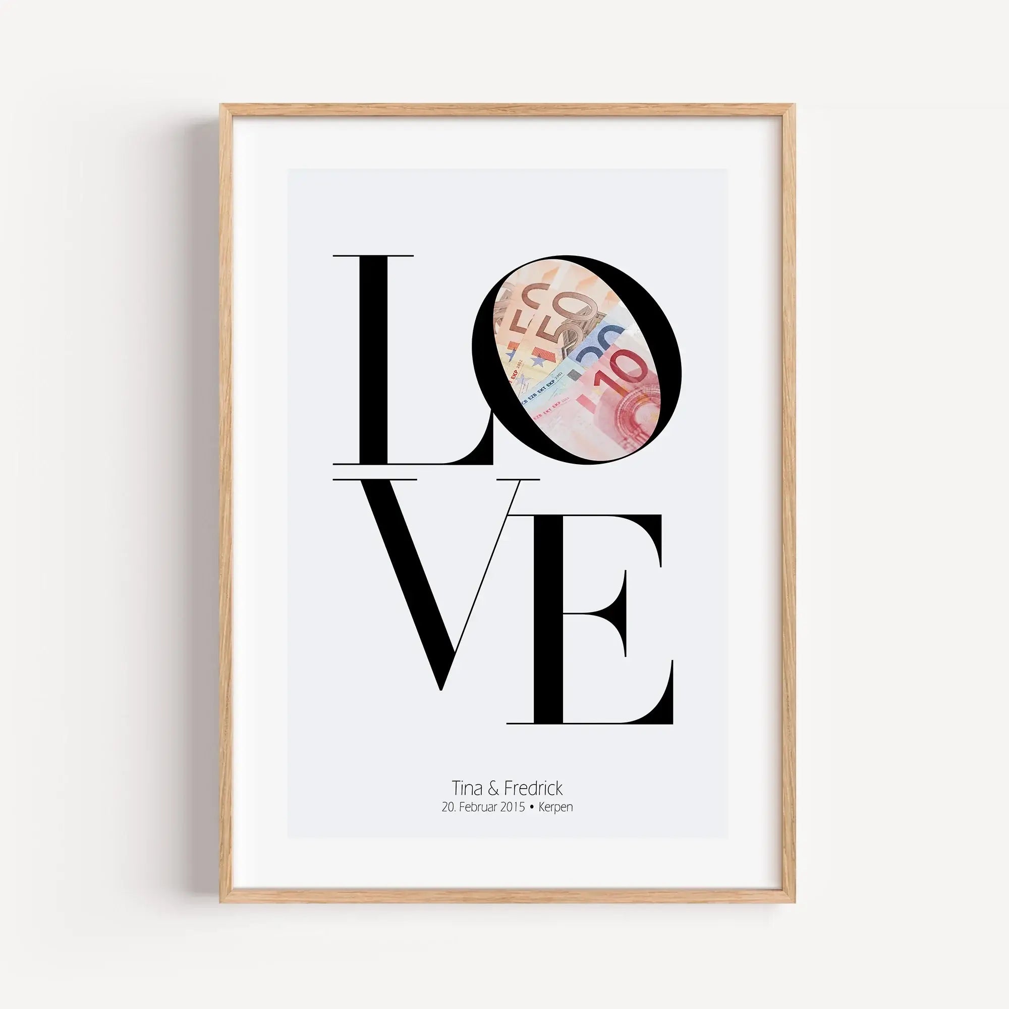 Geldgeschenk Poster Love-Personalisiertes Poster-famprints-Das Geldgeschenk Poster Love ist eine stilvolle Art, Geld zur Hochzeit, Verlobung oder zum Jahrestag zu verschenken. Der ikonische Love Schriftzug verbindet modernes Design mit einer klaren Botsch
