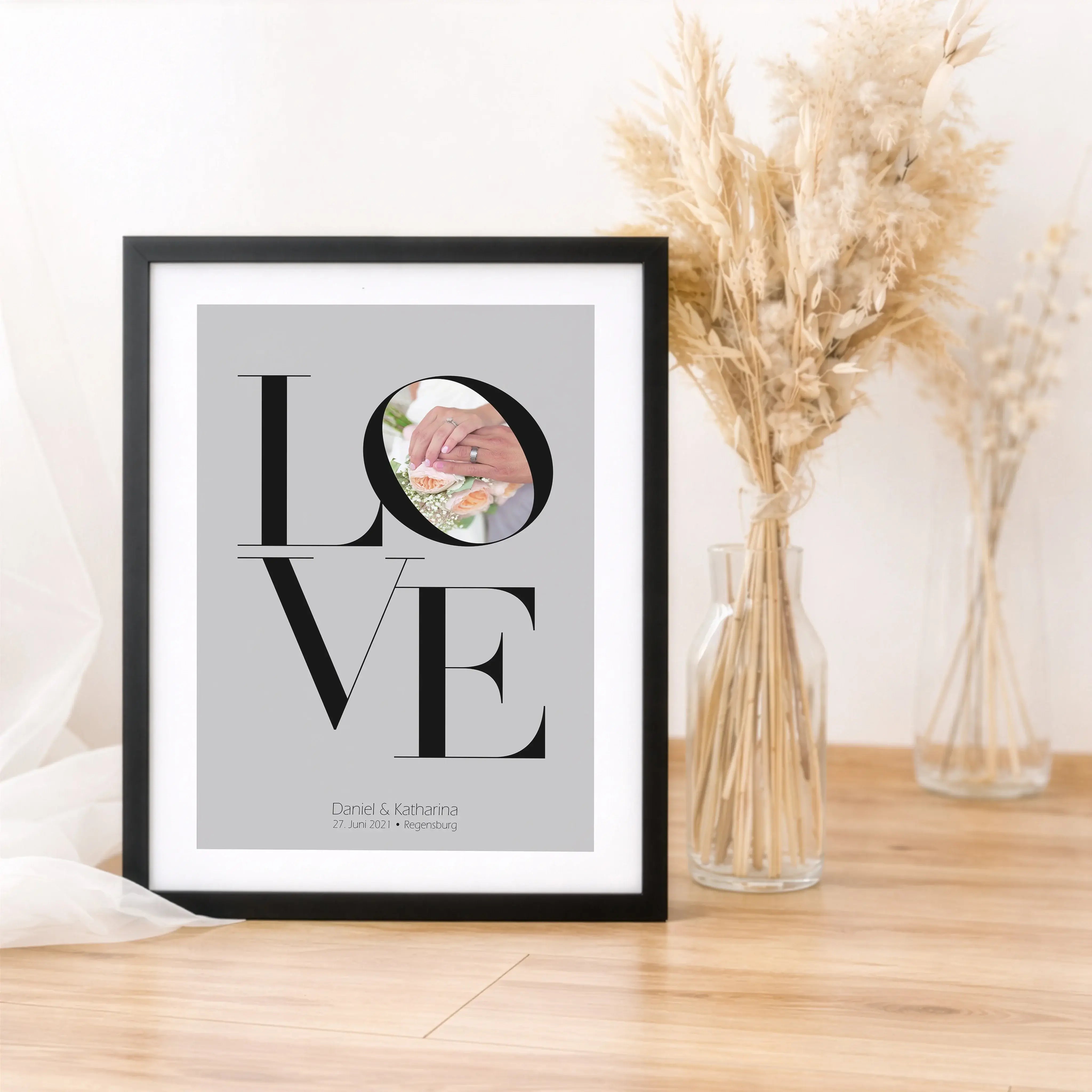 Geldgeschenk Poster Love-Personalisiertes Poster-famprints-Das Geldgeschenk Poster Love ist eine stilvolle Art, Geld zur Hochzeit, Verlobung oder zum Jahrestag zu verschenken. Der ikonische Love Schriftzug verbindet modernes Design mit einer klaren Botsch