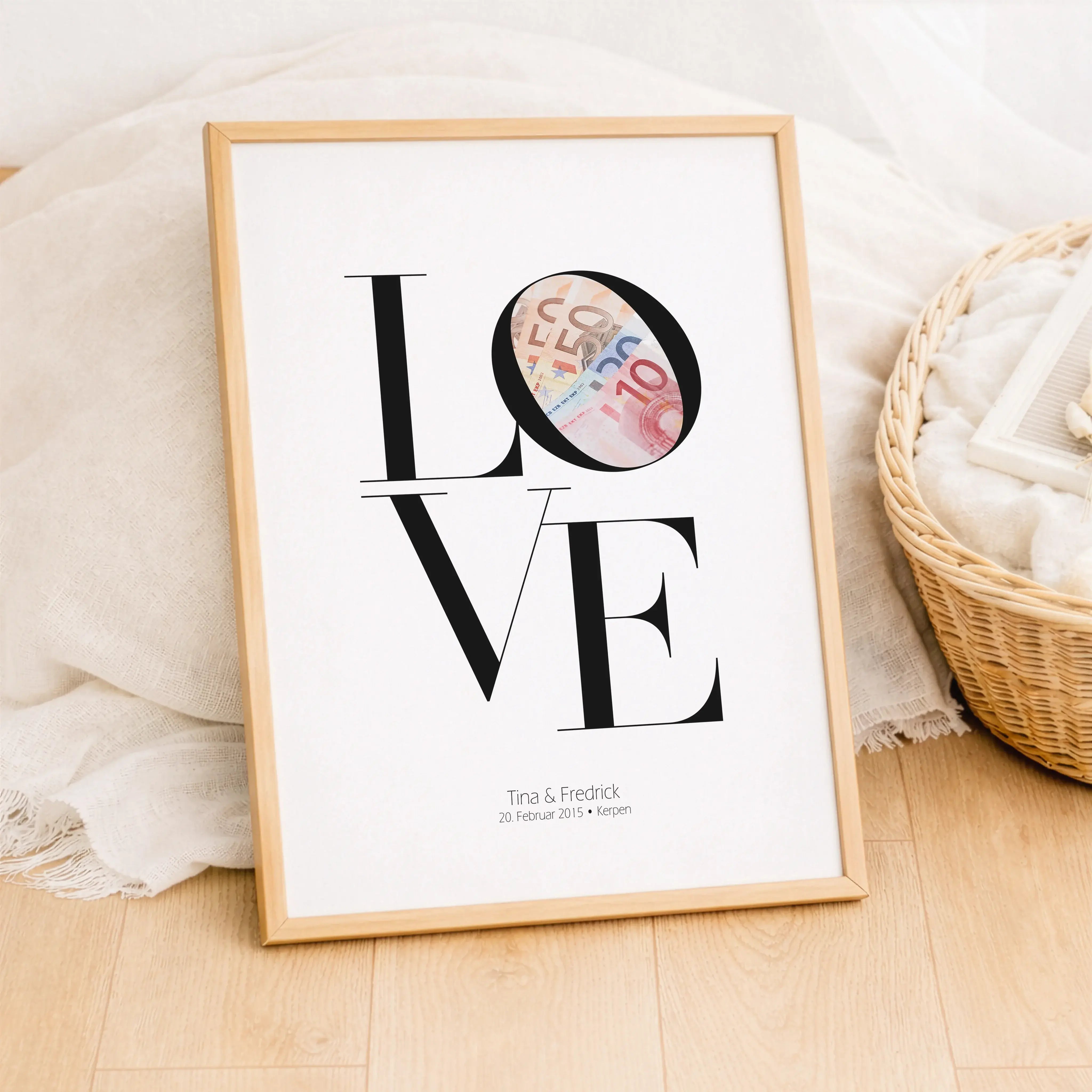 Geldgeschenk Poster Love-Personalisiertes Poster-famprints-Das Geldgeschenk Poster Love ist eine stilvolle Art, Geld zur Hochzeit, Verlobung oder zum Jahrestag zu verschenken. Der ikonische Love Schriftzug verbindet modernes Design mit einer klaren Botsch