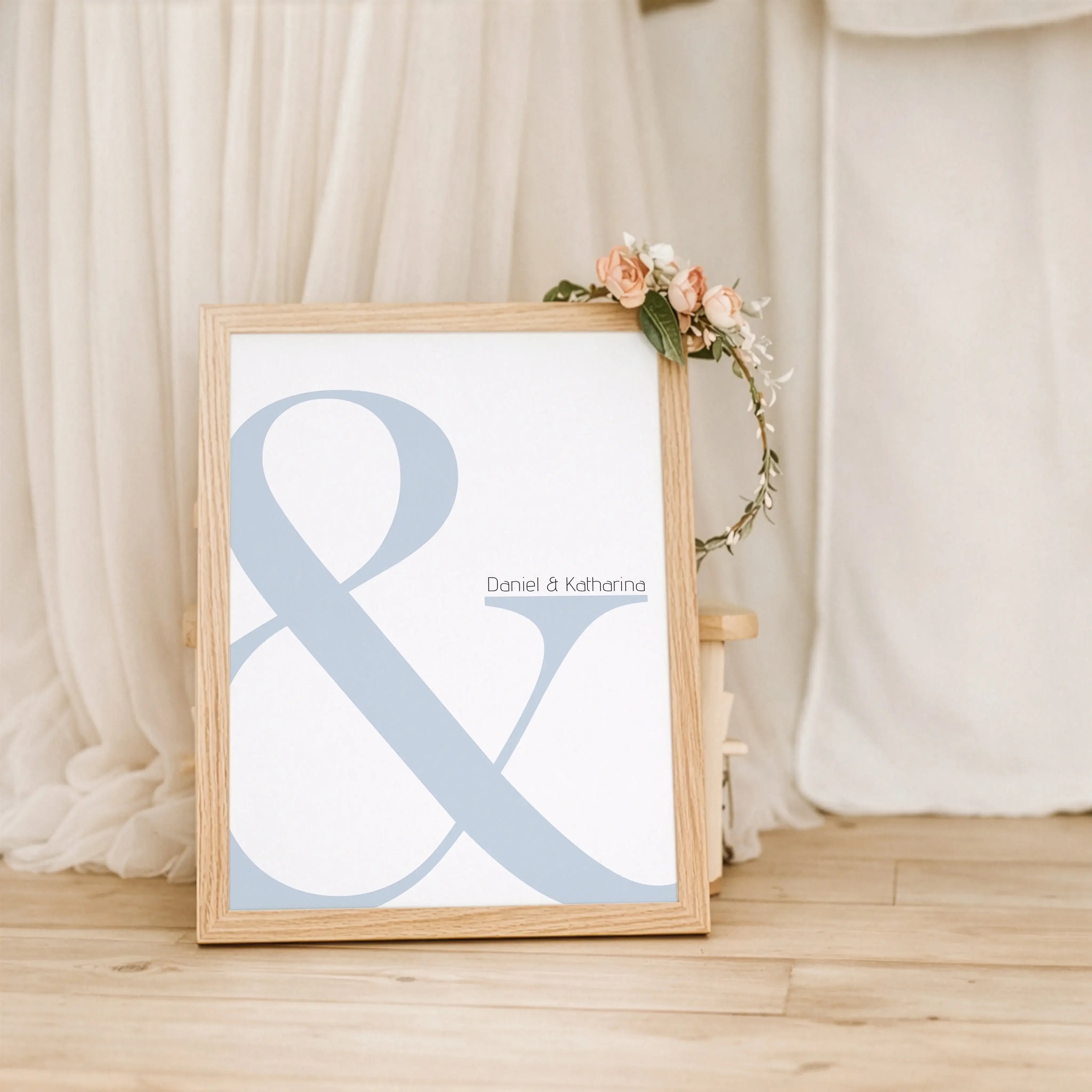 Und Poster-Personalisiertes Poster-famprints-Das Und Poster ist mehr als ein schlichtes Wandbild. Es steht für Verbindung, Zusammenhalt und all die kleinen Momente, die euch als Paar ausmachen. Mit euren Namen personalisiert wird aus einem typografischen