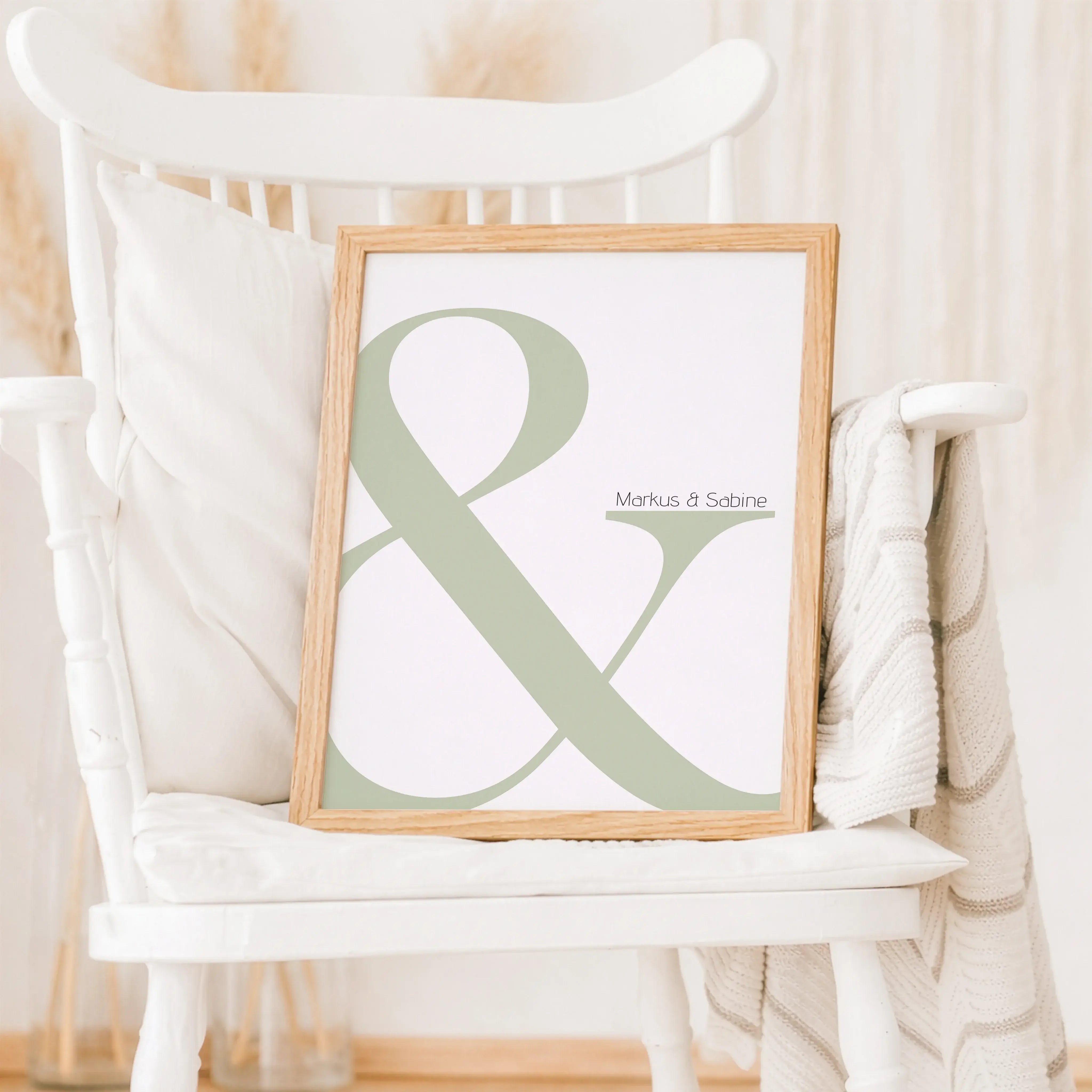 Und Poster-Personalisiertes Poster-famprints-Das Und Poster ist mehr als ein schlichtes Wandbild. Es steht für Verbindung, Zusammenhalt und all die kleinen Momente, die euch als Paar ausmachen. Mit euren Namen personalisiert wird aus einem typografischen