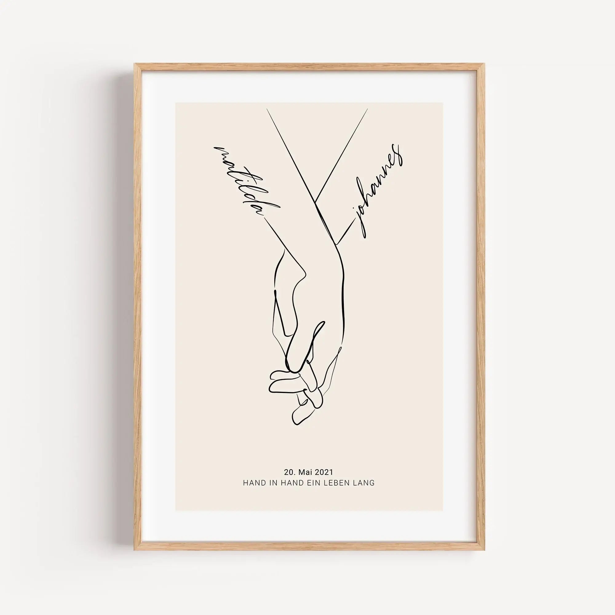 Poster 'Hand in Hand'-famprints-Personalisiertes Poster-Entdecke das einzigartige Hochzeitsposter 'Hand in Hand'! Personalisierbar mit den Vornamen des Brautpaars, ist dieses Poster das ideale Geschenk für frisch vermählte Paare. Gestalte es ganz einfach