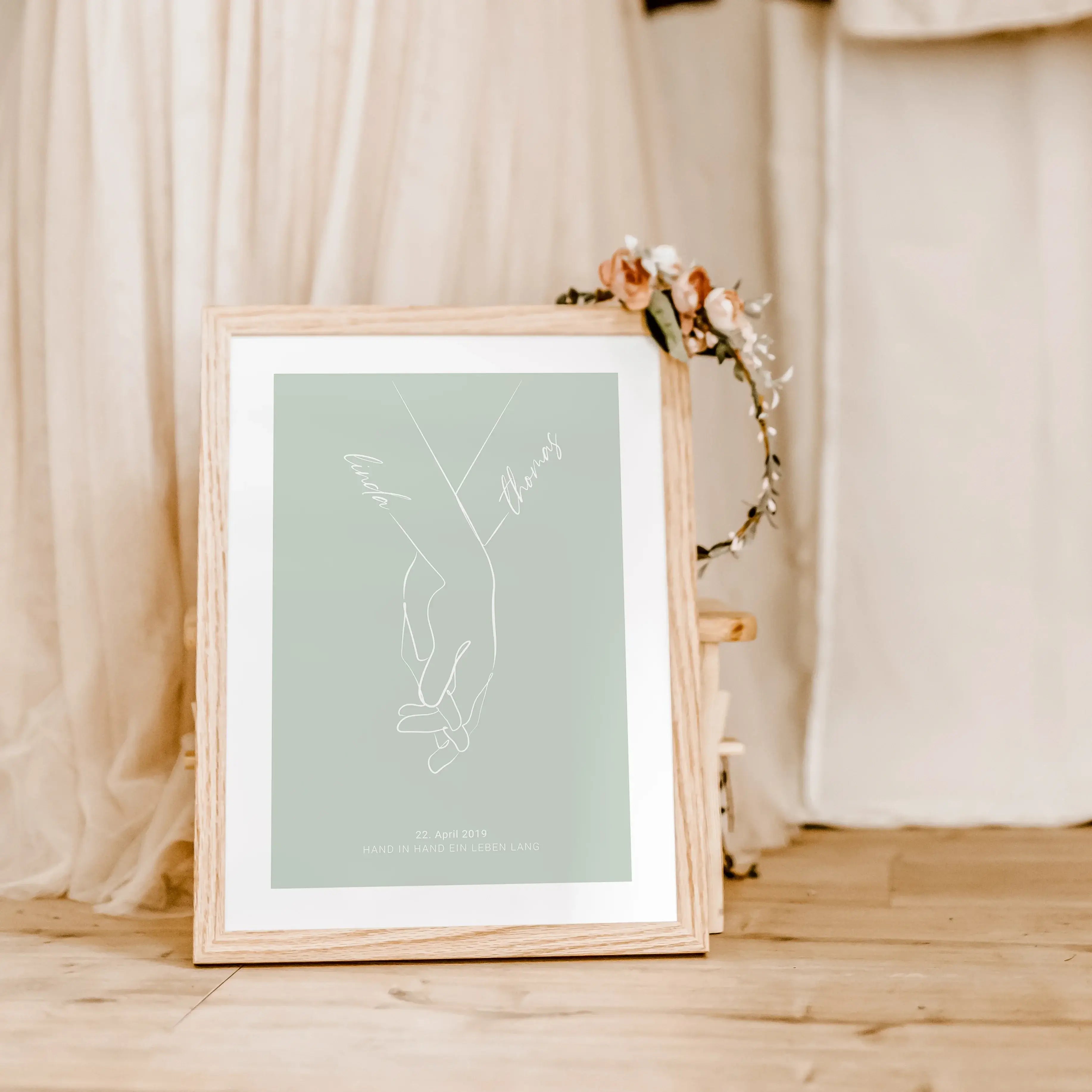 Poster 'Hand in Hand'-famprints-Personalisiertes Poster-Entdecke das einzigartige Hochzeitsposter 'Hand in Hand'! Personalisierbar mit den Vornamen des Brautpaars, ist dieses Poster das ideale Geschenk für frisch vermählte Paare. Gestalte es ganz einfach