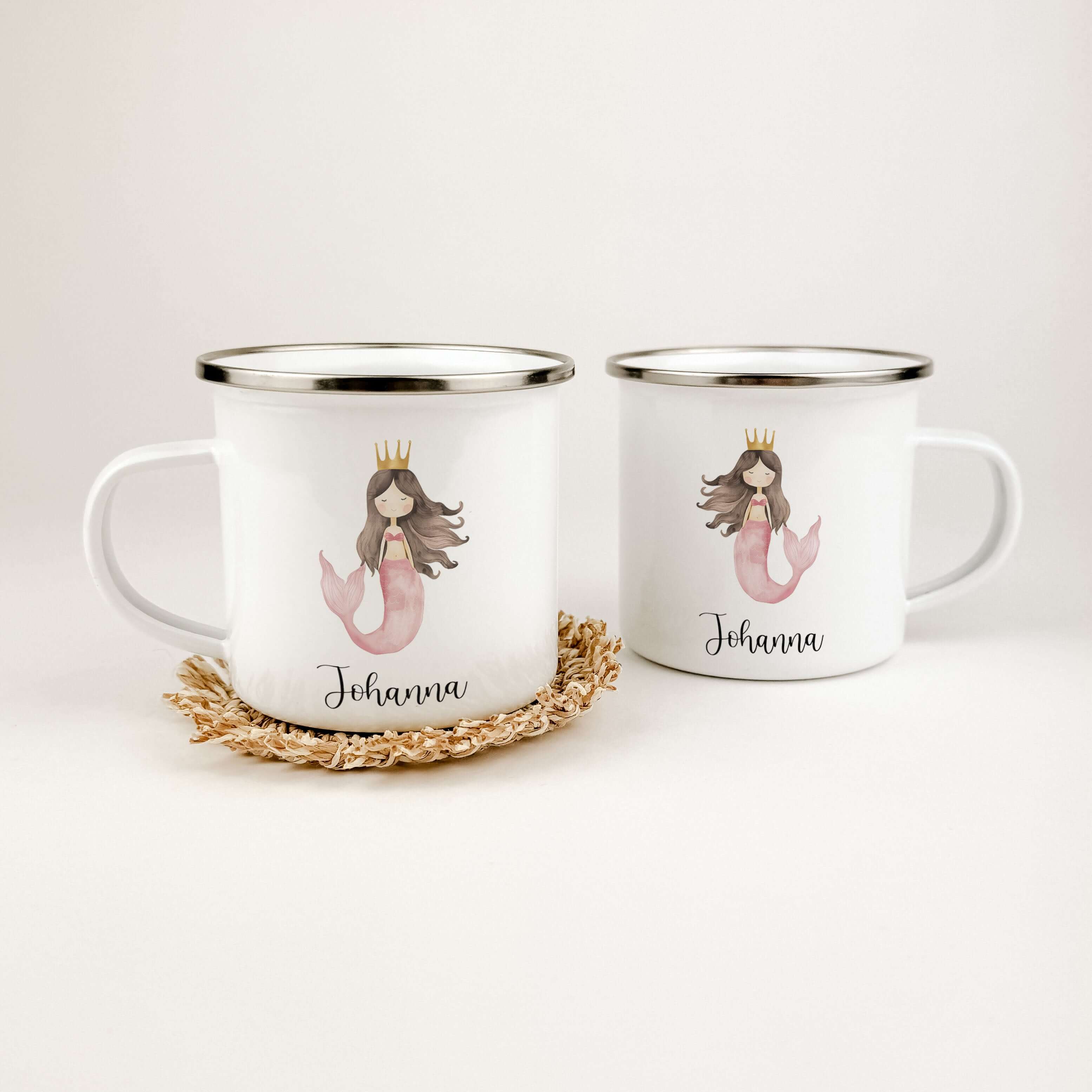 Emaille Tasse Meerjungfrau rosa-famprints-Emaille Tasse-Entdecke die zauberhafte Emaille Tasse Meerjungfrau in einem sanften Rosa, die nicht nur funktional ist, sondern auch das Herz deines Kindes höher schlagen lässt. Diese personalisierte Tasse bringt F