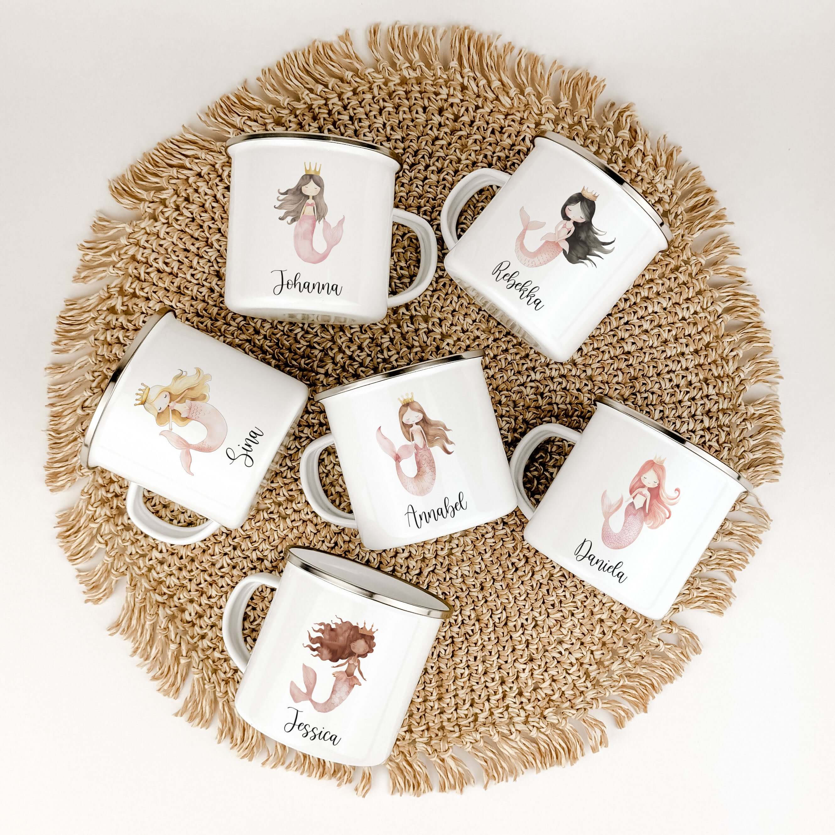 Emaille Tasse Meerjungfrau rosa-famprints-Emaille Tasse-Entdecke die zauberhafte Emaille Tasse Meerjungfrau in einem sanften Rosa, die nicht nur funktional ist, sondern auch das Herz deines Kindes höher schlagen lässt. Diese personalisierte Tasse bringt F