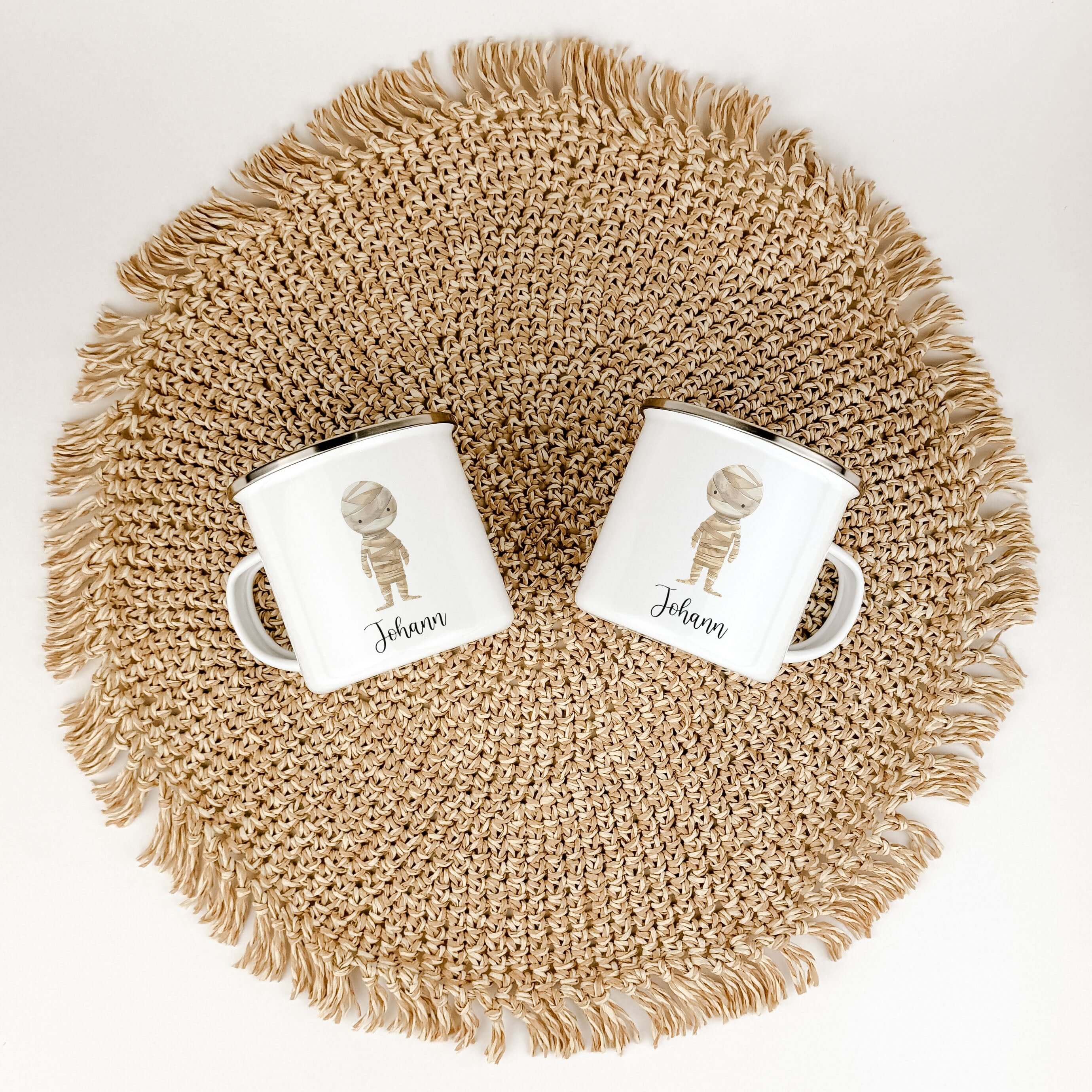 Emaille Tasse Mumie-famprints-Emaille Tasse-Entdecke die zauberhafte Emaille Tasse mit süßer Mumie, die nicht nur ein praktisches Trinkgefäß ist, sondern auch ein echtes Schmuckstück für kleine Abenteurer. Diese personalisierte Tasse bringt Freude in den