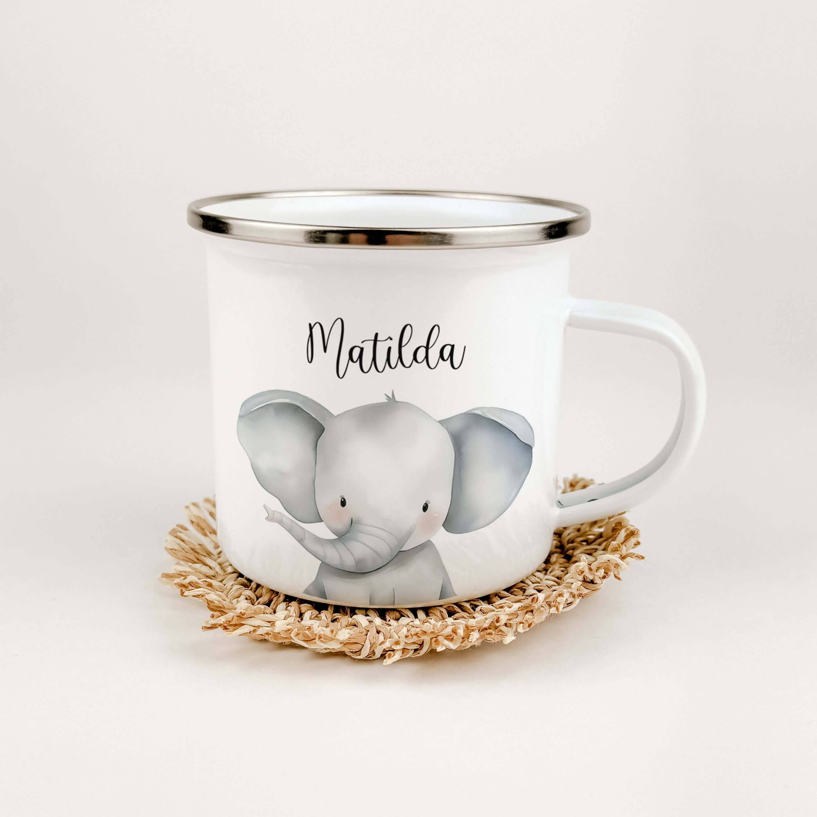 Emaille Tasse Elefant Portrait-famprints-Emaille Tasse-Entdecke die zauberhafte Emaille Tasse Elefant Portrait – das perfekte personalisierte Geschenk für kleine Abenteurer! Mit einem praktischen Fassungsvermögen von 300 ml bietet dieser Emaille Becher au