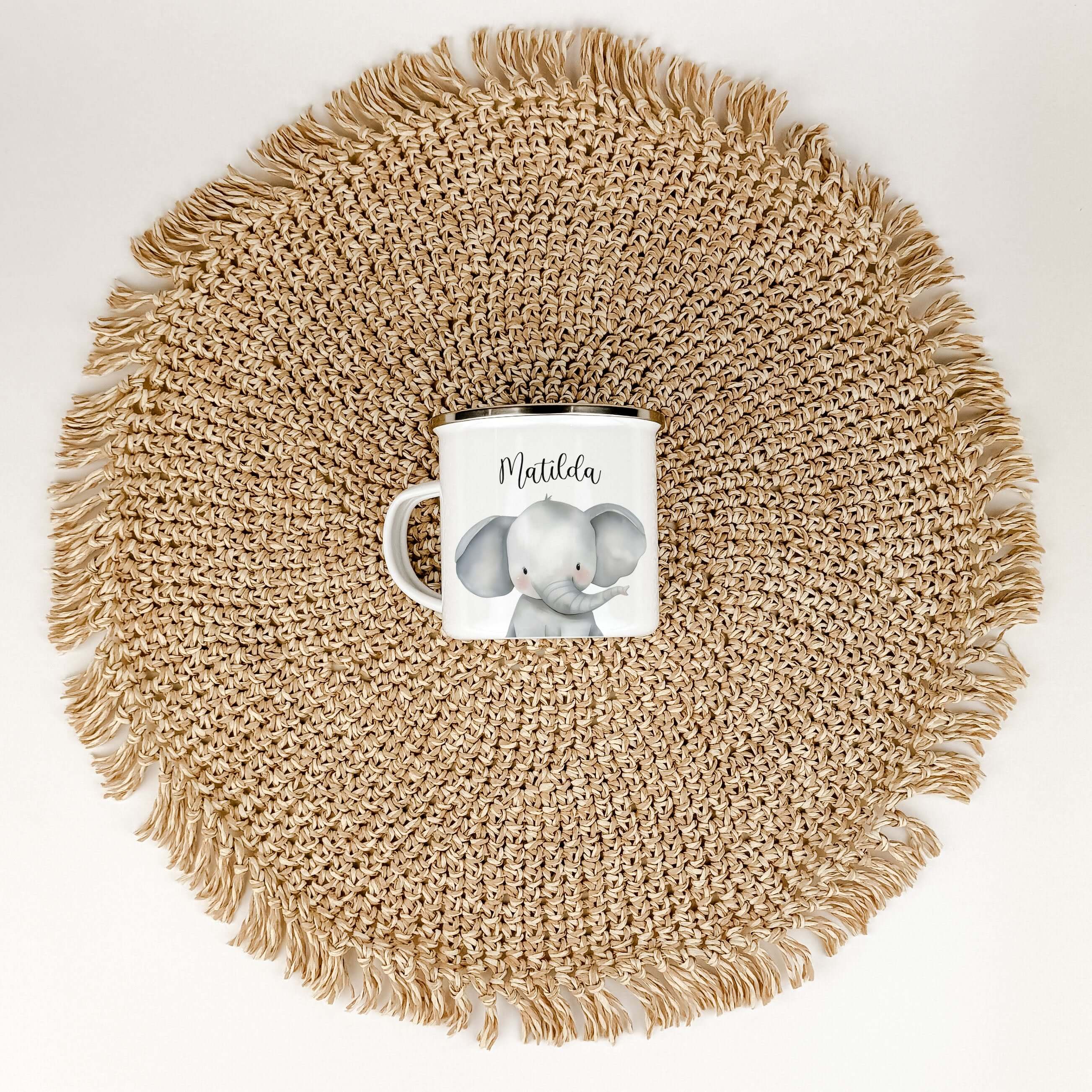 Emaille Tasse Elefant Portrait-famprints-Emaille Tasse-Entdecke die zauberhafte Emaille Tasse Elefant Portrait – das perfekte personalisierte Geschenk für kleine Abenteurer! Mit einem praktischen Fassungsvermögen von 300 ml bietet dieser Emaille Becher au