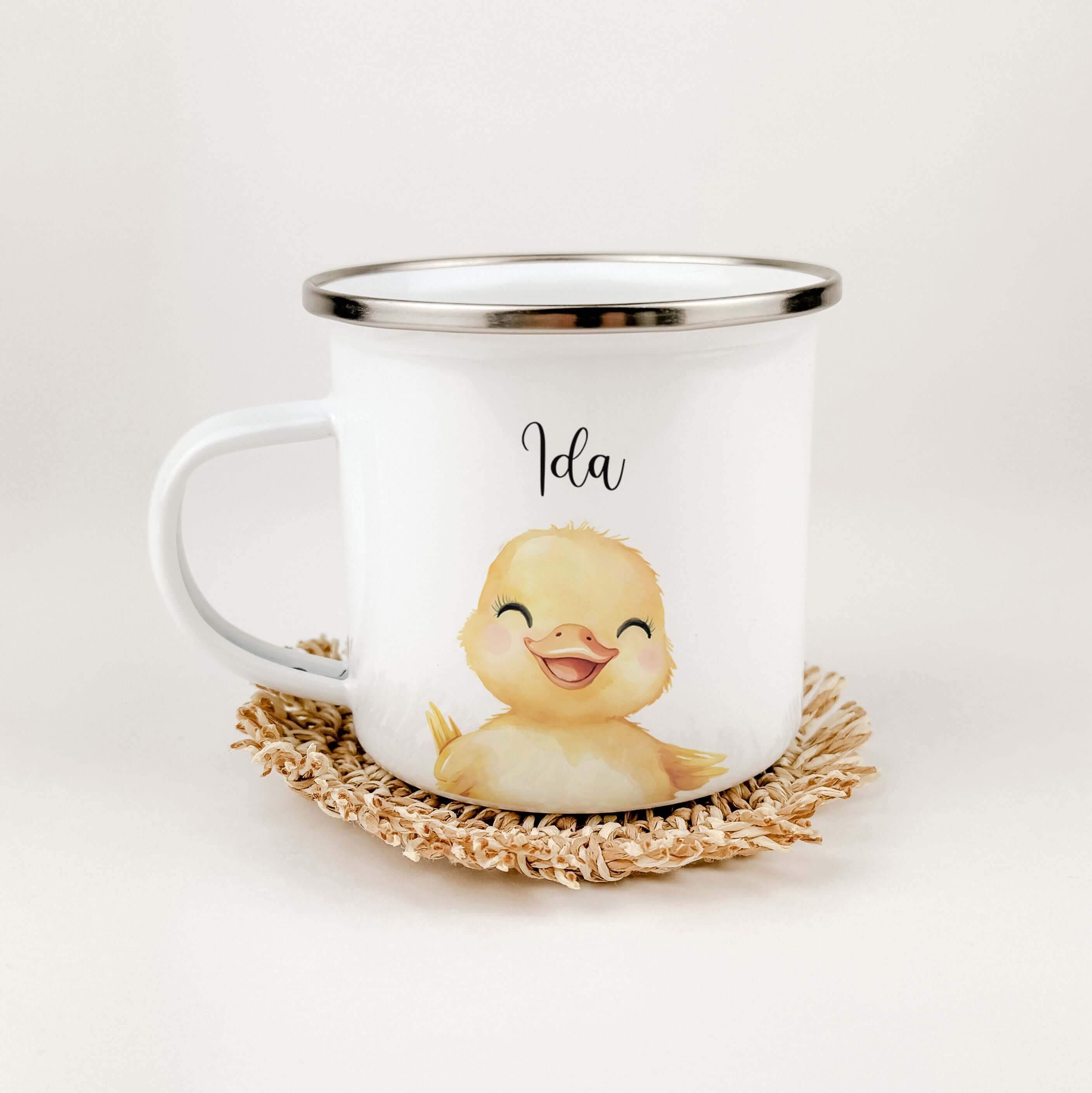Emaille Tasse Küken Portrait-famprints-Emaille Tasse-Entdecke die bezaubernde Emaille Tasse Küken Portrait, die sich perfekt als personalisiertes Geschenk eignet! Mit einem liebevoll gestalteten Küken in Aquarell-Optik wird diese Emaille Tasse zum echten