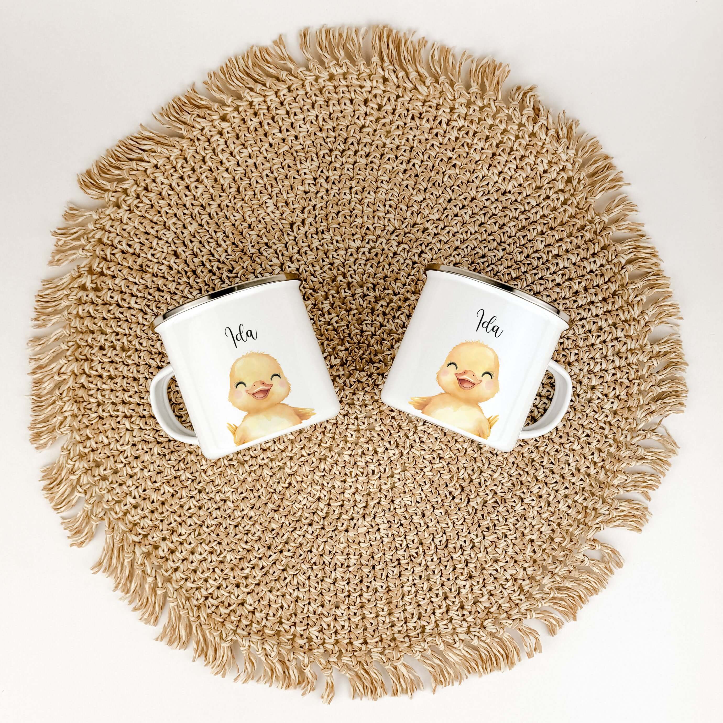 Emaille Tasse Küken Portrait-famprints-Emaille Tasse-Entdecke die bezaubernde Emaille Tasse Küken Portrait, die sich perfekt als personalisiertes Geschenk eignet! Mit einem liebevoll gestalteten Küken in Aquarell-Optik wird diese Emaille Tasse zum echten