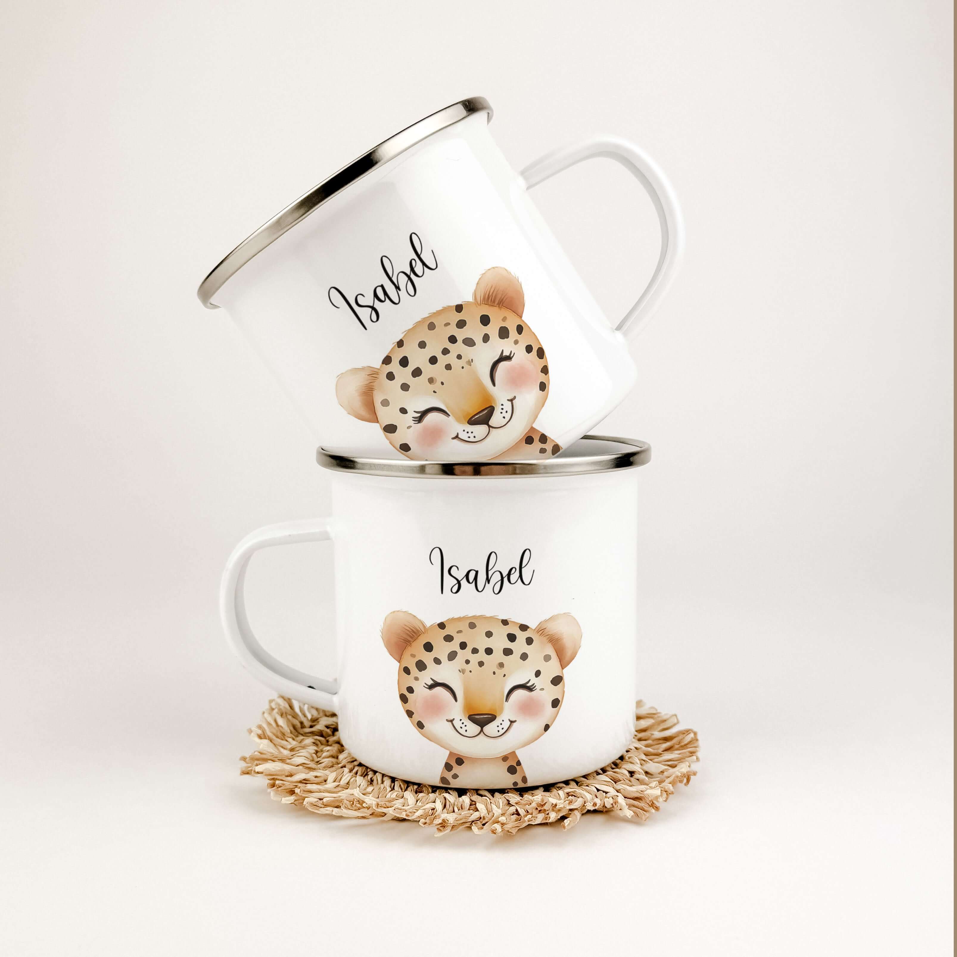 Emaille Tasse Leopard Portrait-famprints-Emaille Tasse-Entdecke die charmante Emaille Tasse Leopard Portrait – eine personalisierte Emaille Tasse, die mit einem zauberhaften Leopard-Porträt in wunderschöner Aquarell-Optik veredelt ist. Diese auffällige Ta
