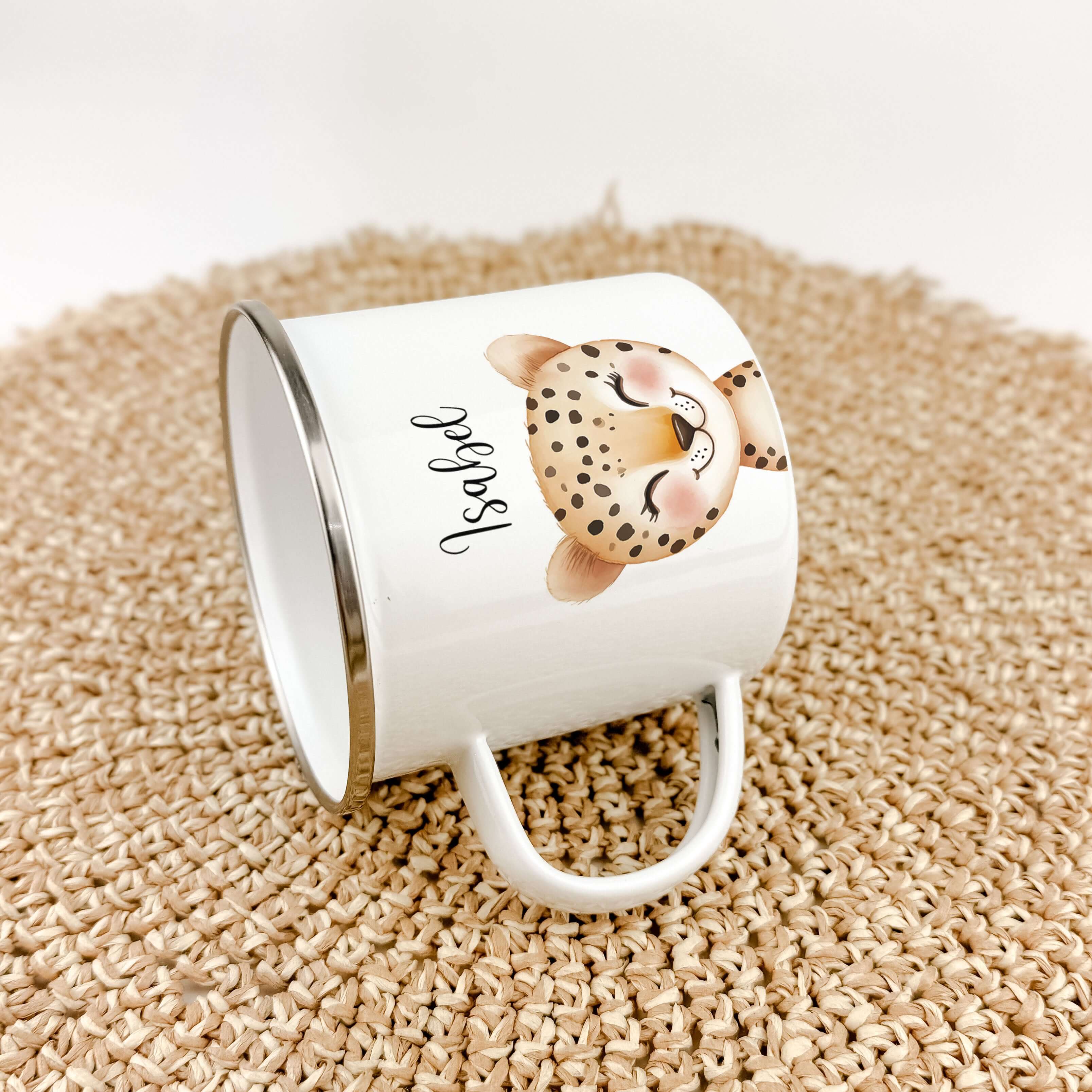 Emaille Tasse Leopard Portrait-famprints-Emaille Tasse-Entdecke die charmante Emaille Tasse Leopard Portrait – eine personalisierte Emaille Tasse, die mit einem zauberhaften Leopard-Porträt in wunderschöner Aquarell-Optik veredelt ist. Diese auffällige Ta