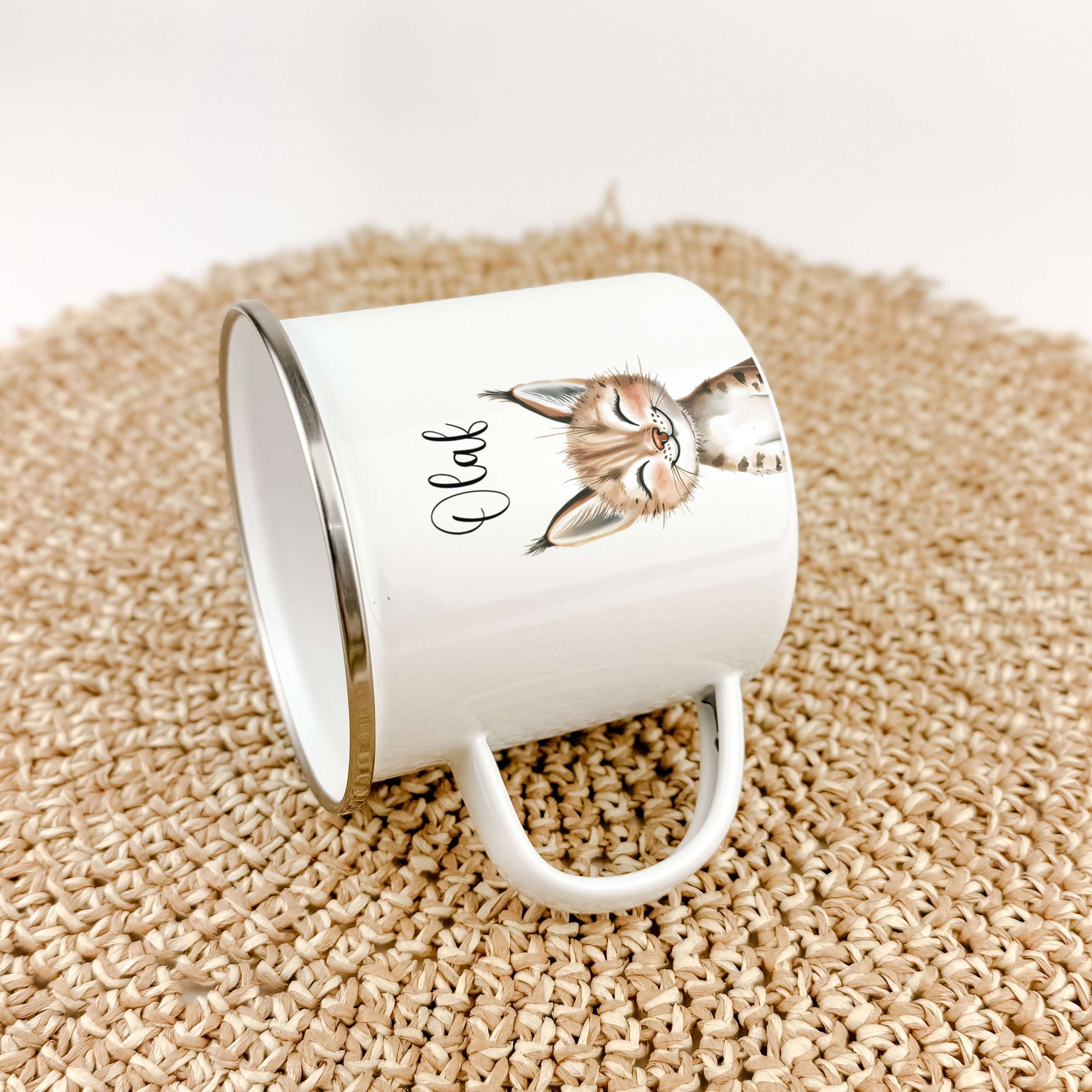 Emaille Tasse Luchs Portrait-famprints-Emaille Tasse-Entdecke die zauberhafte Emaille Tasse Luchs Portrait – das ideale personalisierte Geschenk für kleine Abenteurer! Ob zur Einschulung, Taufe oder zum Geburtstag, dieser Emaille Becher begeistert Kinder