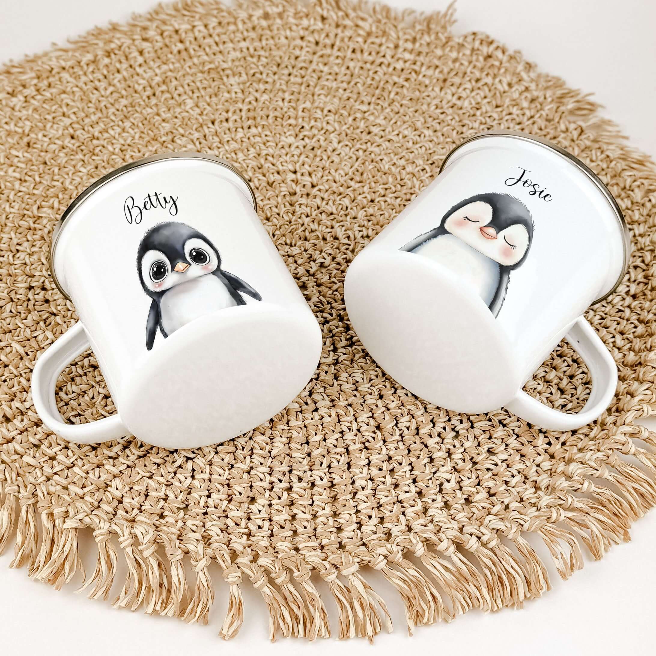 Emaille Tasse Pinguin Portrait-famprints-Emaille Tasse-Entdecke die Emaille Tasse Pinguin Portrait – dein neues Lieblingsstück! Diese personalisierte Emaille Tasse verleiht jedem Getränk einen Hauch von Magie. Das liebevoll gestaltete Pinguin-Portrait in