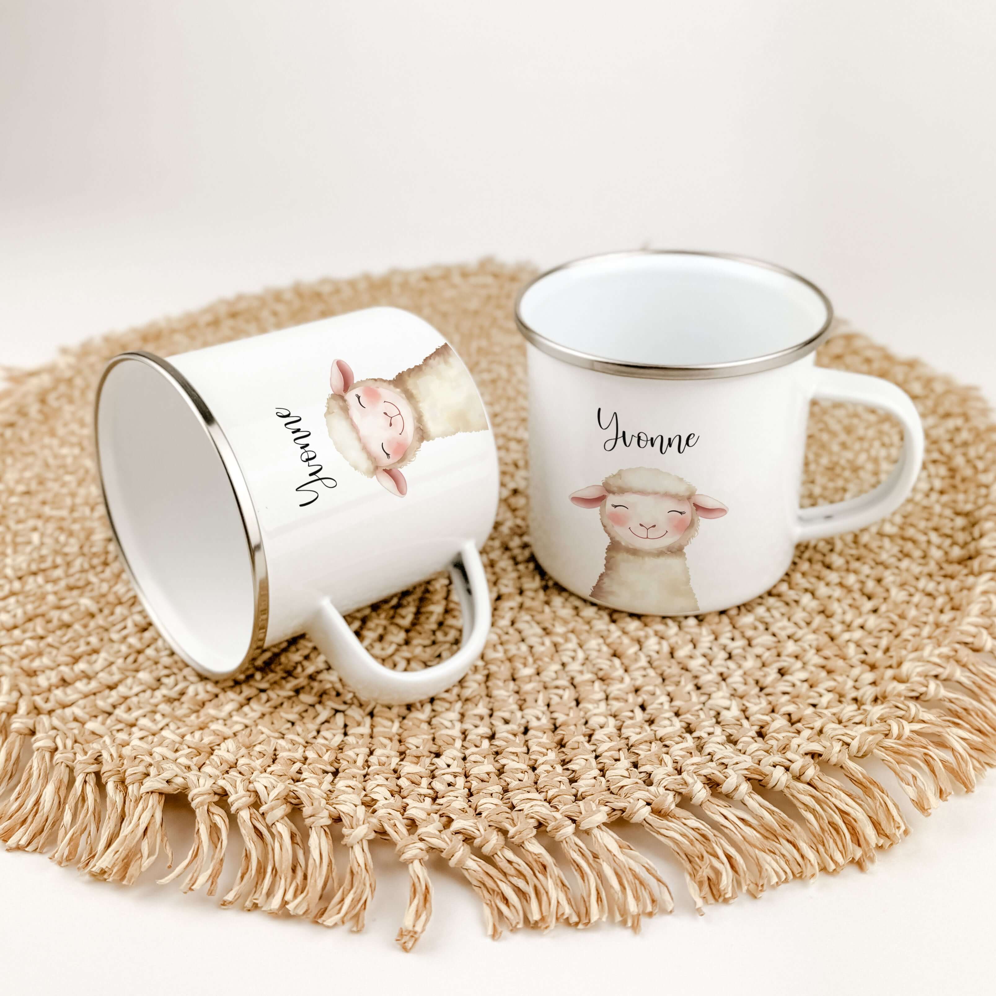 Emaille Tasse Schaf Portrait-famprints-Emaille Tasse-Entdecke die einzigartige Emaille Tasse Schaf Portrait – ein liebevoll gestaltetes Highlight für jeden kleinen Tierliebhaber! Mit einer Füllmenge von 300 ml ist diese Emaille Tasse personalisiert und bi