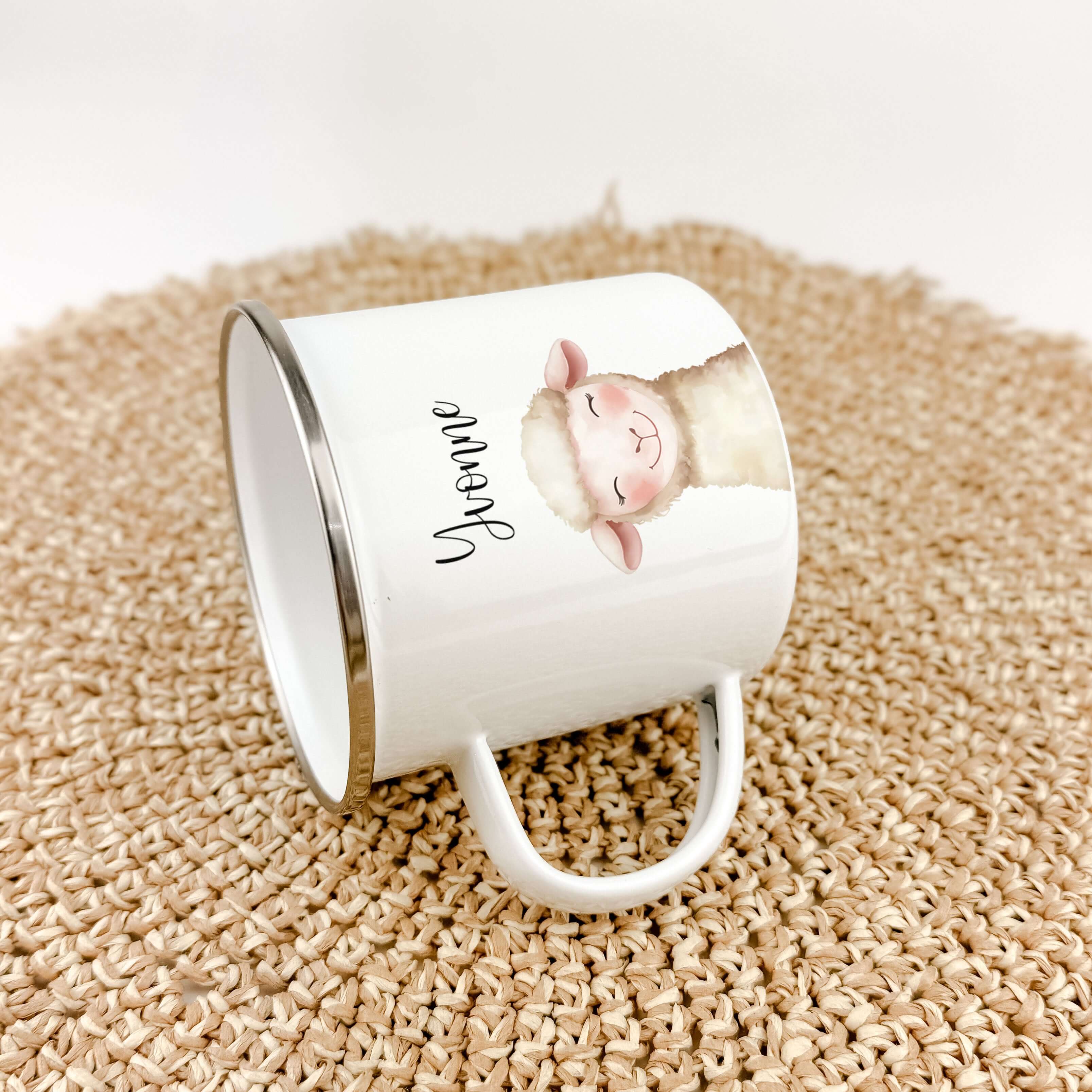 Emaille Tasse Schaf Portrait-famprints-Emaille Tasse-Entdecke die einzigartige Emaille Tasse Schaf Portrait – ein liebevoll gestaltetes Highlight für jeden kleinen Tierliebhaber! Mit einer Füllmenge von 300 ml ist diese Emaille Tasse personalisiert und bi