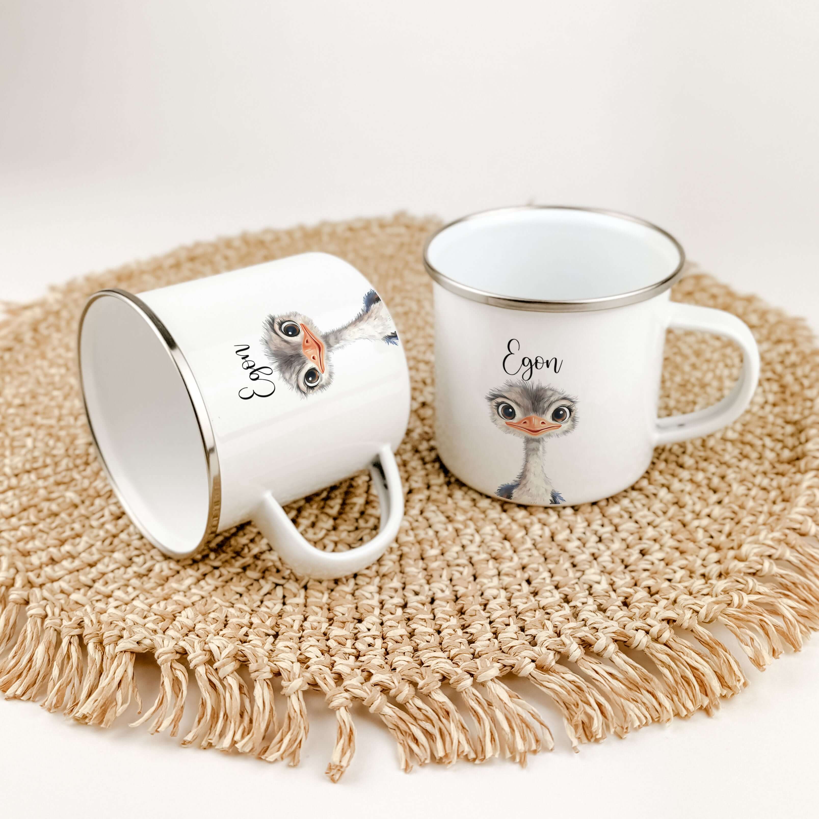 Emaille Tasse Strauß Portrait-famprints-Emaille Tasse-Entdecke die zauberhafte Emaille Tasse Strauß Portrait – das ideale personalisierte Geschenk für Kinder! Egal ob zur Einschulung, Taufe, zu Ostern oder Weihnachten, diese Emaille Tasse personalisiert b