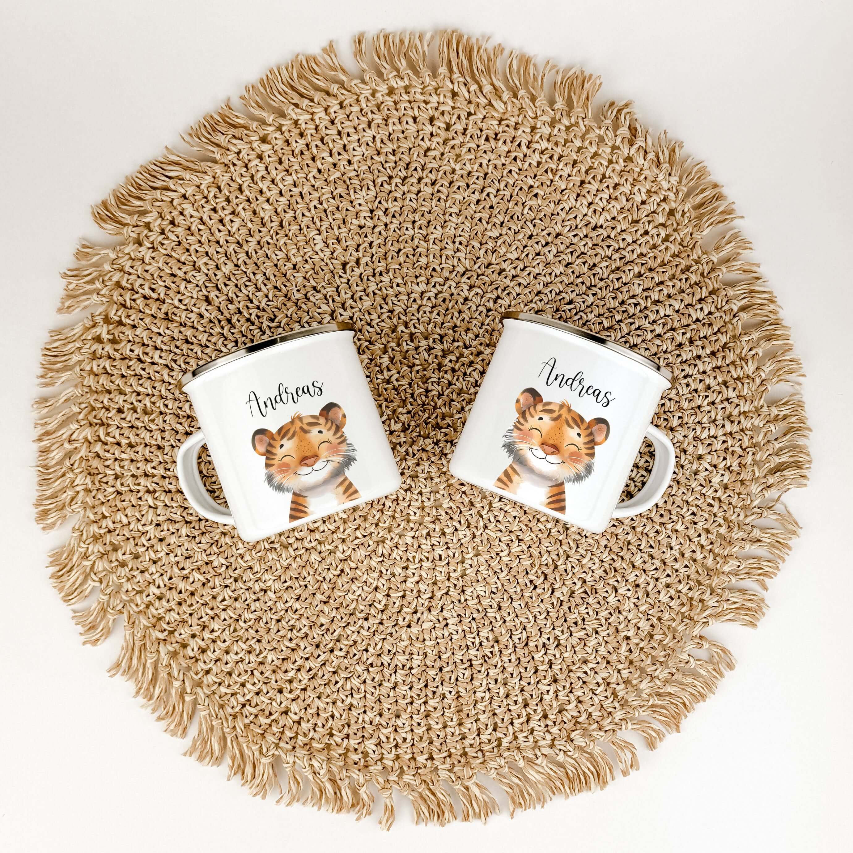 Emaille Tasse Tiger Portrait-famprints-Emaille Tasse-Entdecke die einzigartige Emaille Tasse Tiger Portrait – ein wahres Highlight für kleine Tigerfans! Dieser liebevoll gestaltete Emaille Becher überzeugt mit seinem brillanten Tigerportrait in trendiger