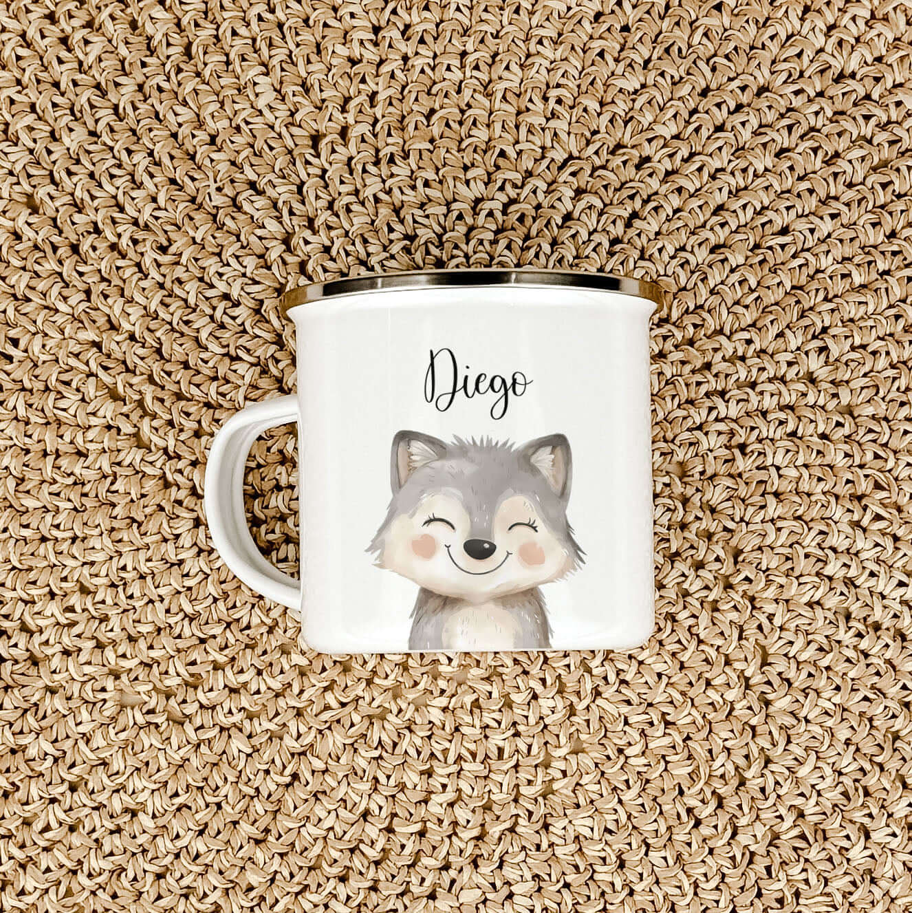 Emaille Tasse Wolf Portrait-famprints-Emaille Tasse-Entdecke die Emaille Tasse Wolf Portrait – dein perfekter Begleiter für den Alltag! Mit einer praktischen Füllmenge von 300 ml bietet die Tasse genügend Platz für deine Lieblingsgetränke. Sie ist BPA-fre