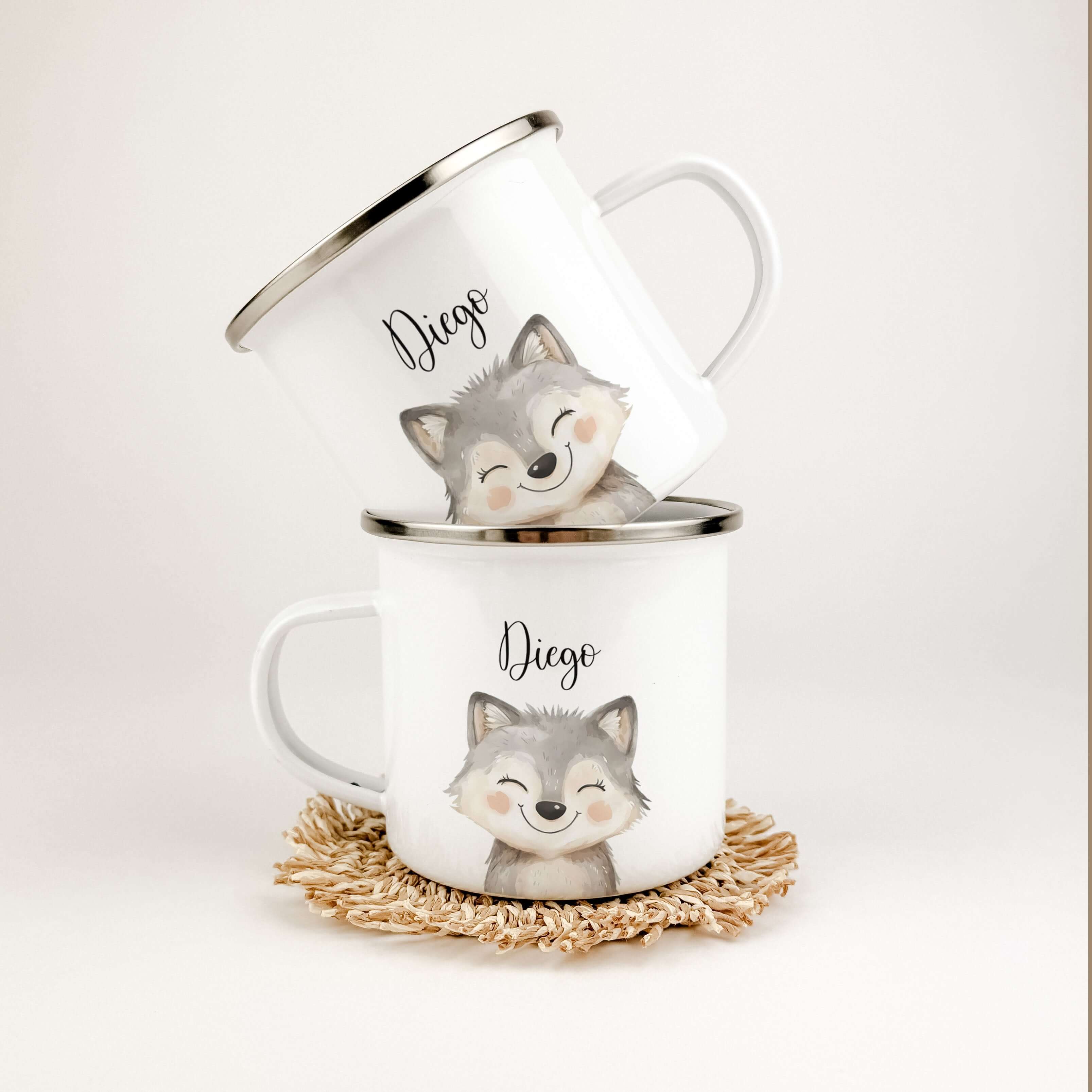 Emaille Tasse Wolf Portrait-famprints-Emaille Tasse-Entdecke die Emaille Tasse Wolf Portrait – dein perfekter Begleiter für den Alltag! Mit einer praktischen Füllmenge von 300 ml bietet die Tasse genügend Platz für deine Lieblingsgetränke. Sie ist BPA-fre