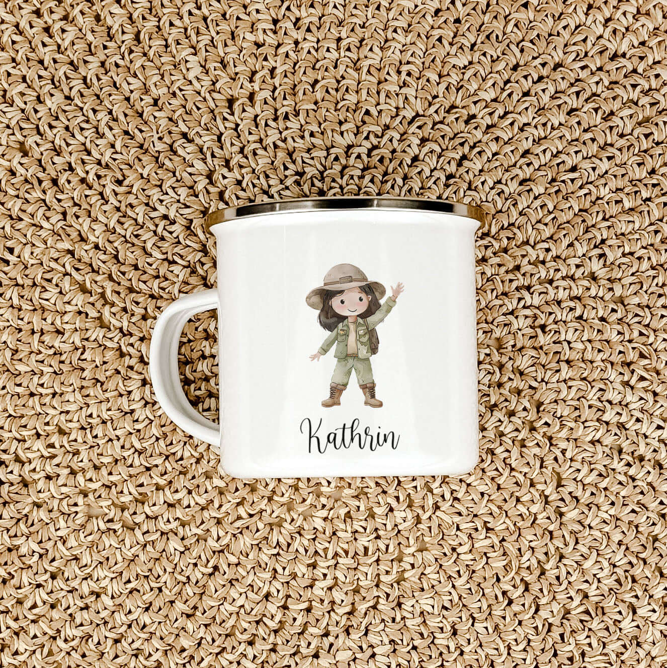 Emaille Tasse Pfadfinderin-famprints-Emaille Tasse-Entdecke die perfekte Begleiterin für kleine Abenteurer: unsere personalisierte Emaille Tasse Pfadfinderin. Mit dieser einzigartigen Tasse schaffst du nicht nur ein praktisches Trinkgefäß, sondern auch ei