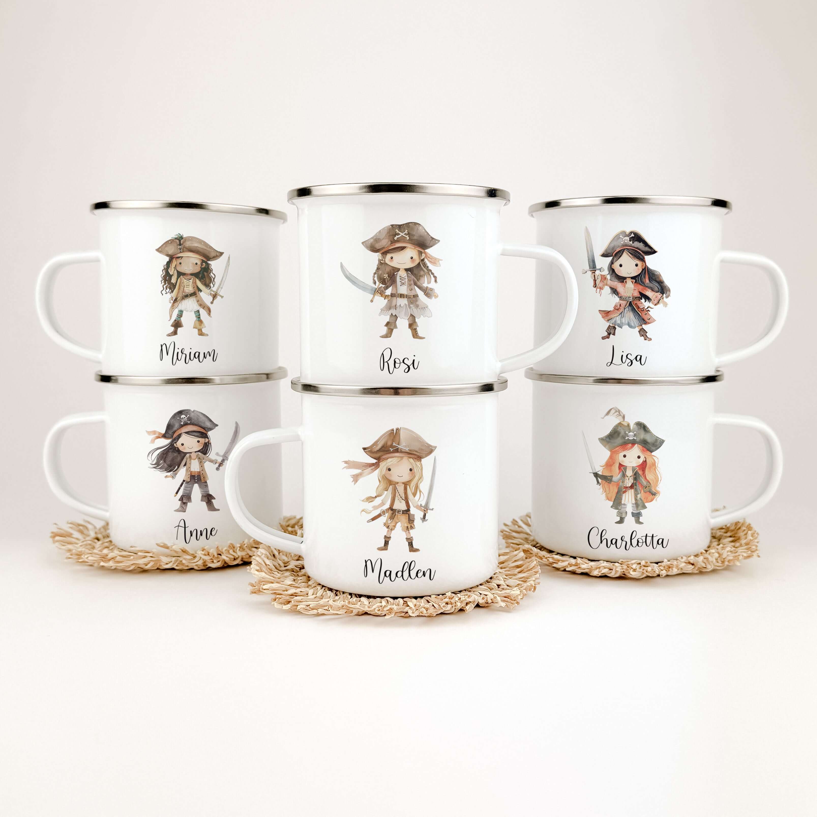 Emaille Tasse Piratin-famprints-Emaille Tasse-Entdecke die zauberhafte Emaille Tasse Piratin, die nicht nur ein praktisches Trinkgefäß ist, sondern auch das Herz jedes kleinen Abenteurers höher schlagen lässt. Mit dieser personalisierten Tasse, die mit vi