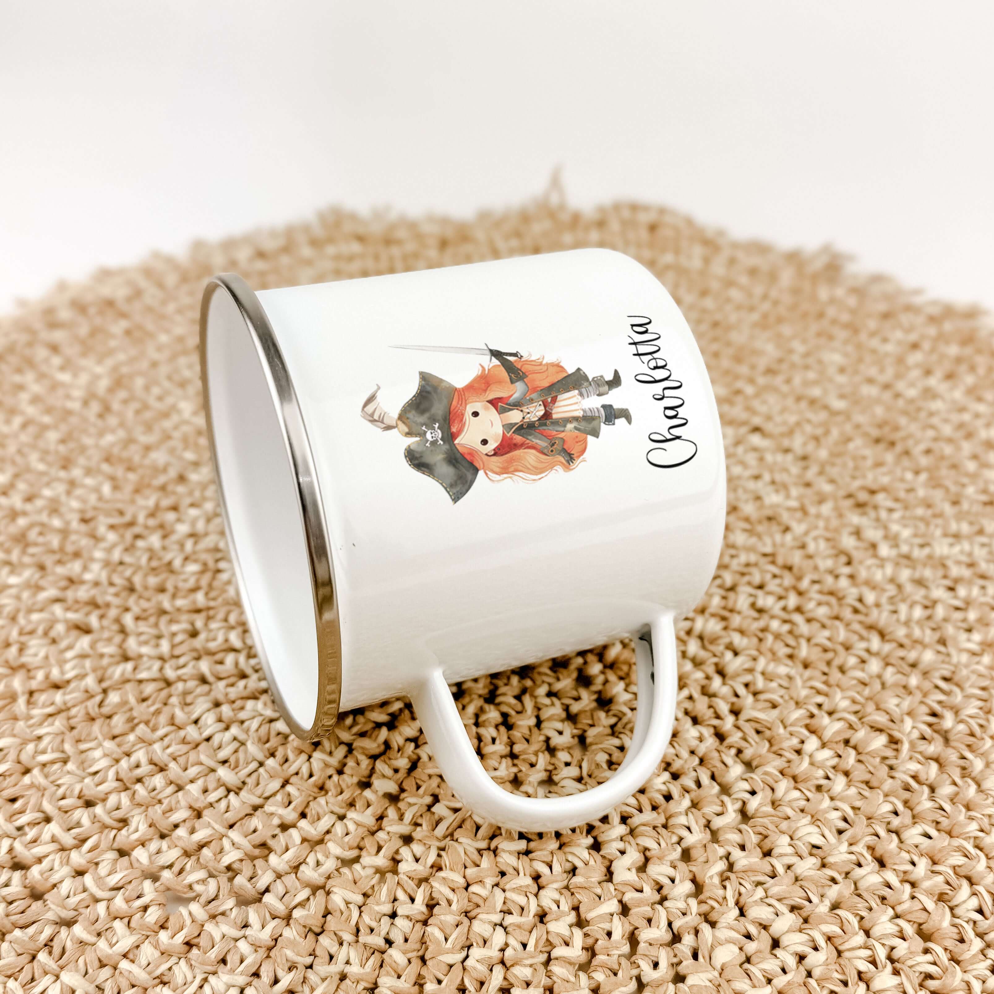 Emaille Tasse Piratin-famprints-Emaille Tasse-Entdecke die zauberhafte Emaille Tasse Piratin, die nicht nur ein praktisches Trinkgefäß ist, sondern auch das Herz jedes kleinen Abenteurers höher schlagen lässt. Mit dieser personalisierten Tasse, die mit vi
