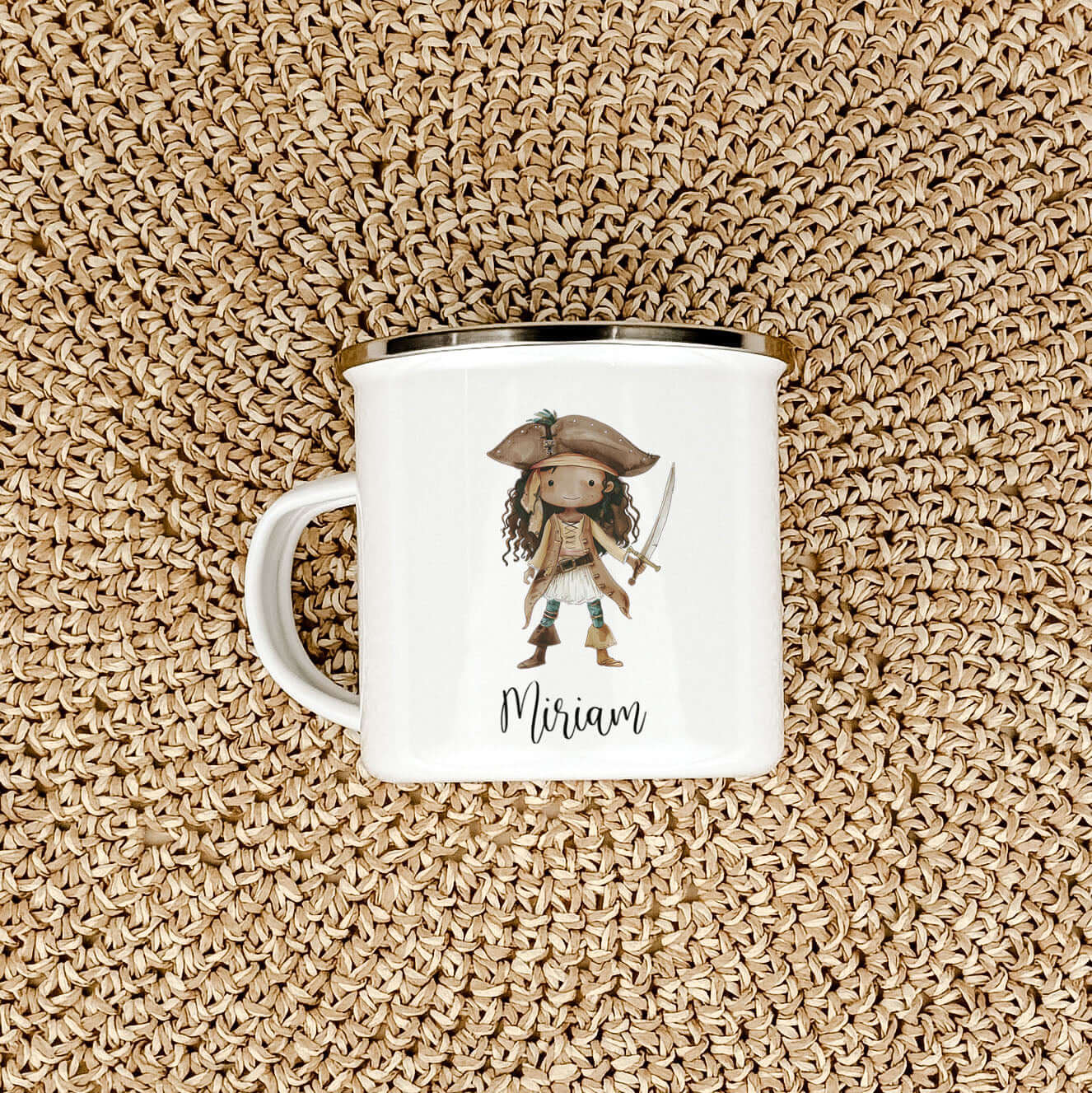Emaille Tasse Piratin-famprints-Emaille Tasse-Entdecke die zauberhafte Emaille Tasse Piratin, die nicht nur ein praktisches Trinkgefäß ist, sondern auch das Herz jedes kleinen Abenteurers höher schlagen lässt. Mit dieser personalisierten Tasse, die mit vi