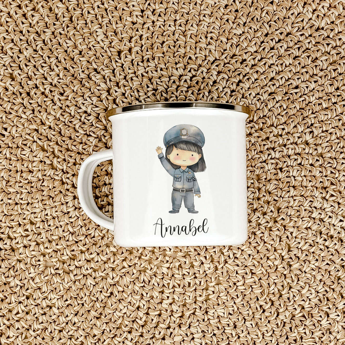 Emaille Tasse Polizistin-famprints-Emaille Tasse-Entdecke unsere bezaubernde Emaille Tasse Polizistin, die nicht nur als praktisches Trinkgefäß überzeugt, sondern auch ein liebevolles, personalisiertes Geschenk für kleine Polizistinnen ist. Diese Emaille