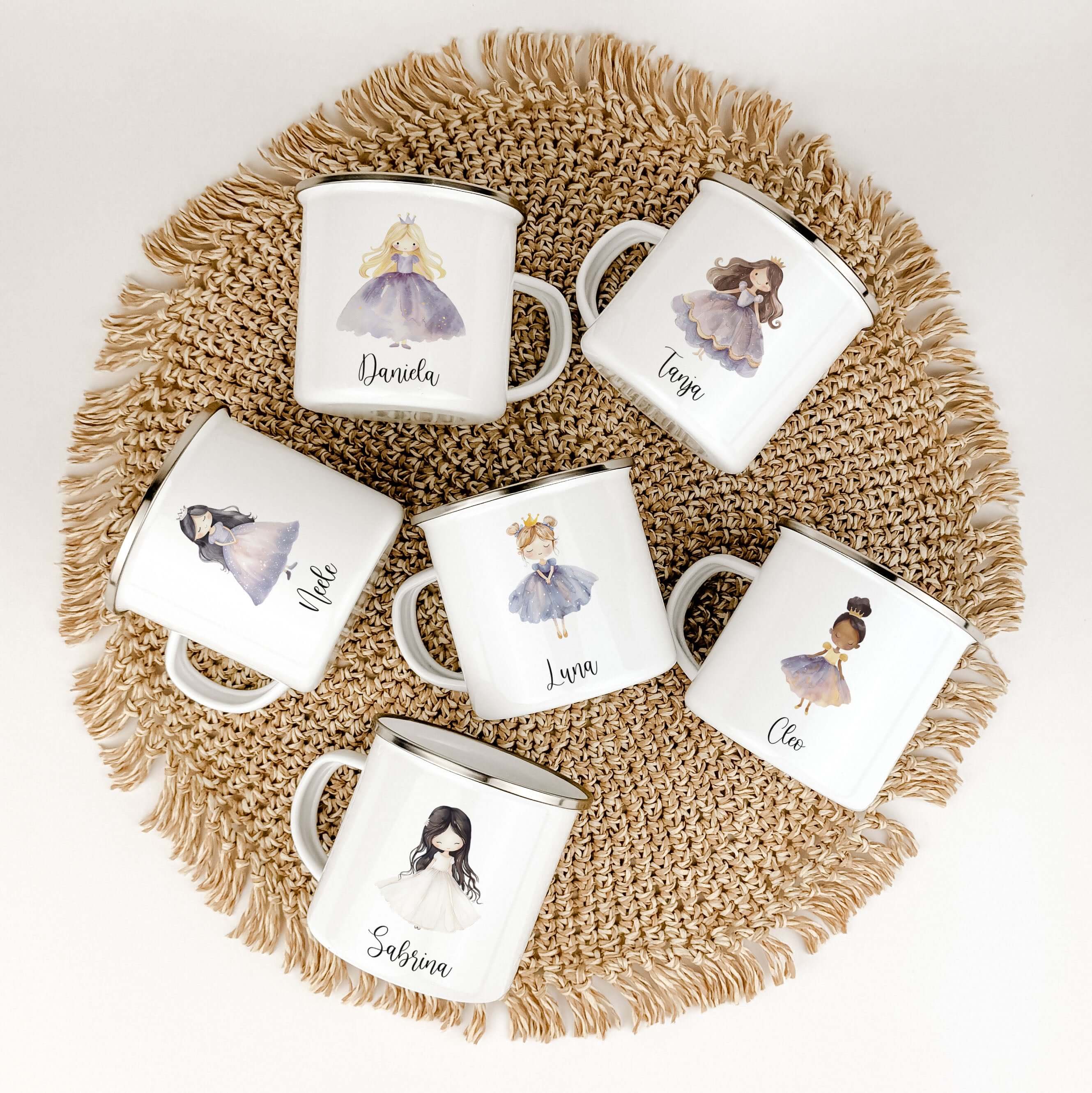 Emaille Tasse Prinzessin-famprints-Emaille Tasse-Entdecke die zauberhafte Emaille Tasse Prinzessin – ein einzigartiges Geschenk, das Kinderaugen zum Leuchten bringt. Diese personalisierte Tasse mit dem Namen deines kleinen Lieblings wird nicht nur zum täg