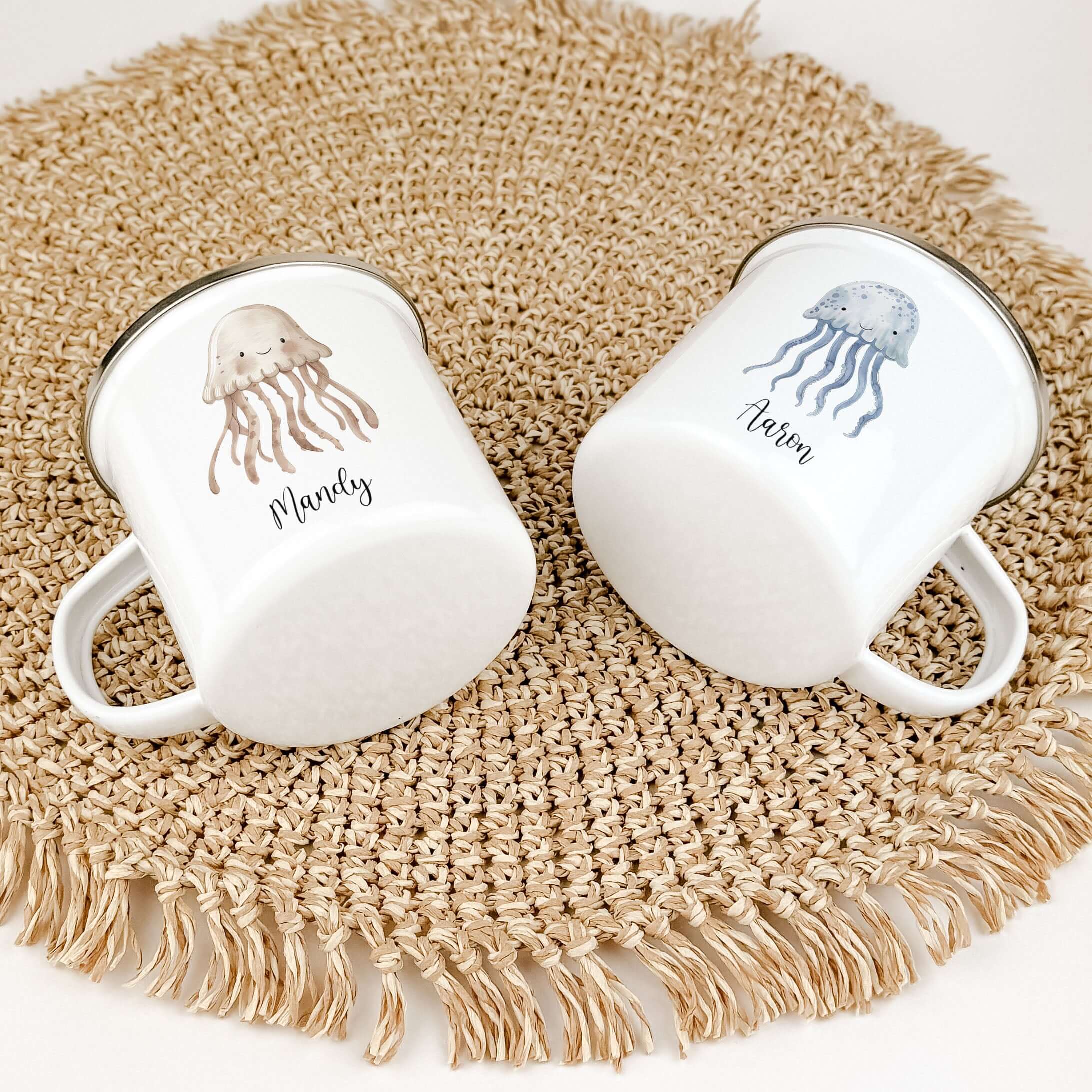 Emaille Tasse Qualle-famprints-Emaille Tasse-Entdecke die zauberhafte Emaille Tasse Qualle – ein Muss für alle kleinen Meeresliebhaber! Mit ihrem einzigartigen Aquarell-Design ist diese Emaille Tasse nicht nur ein funktionales Trinkgefäß, sondern auch ein