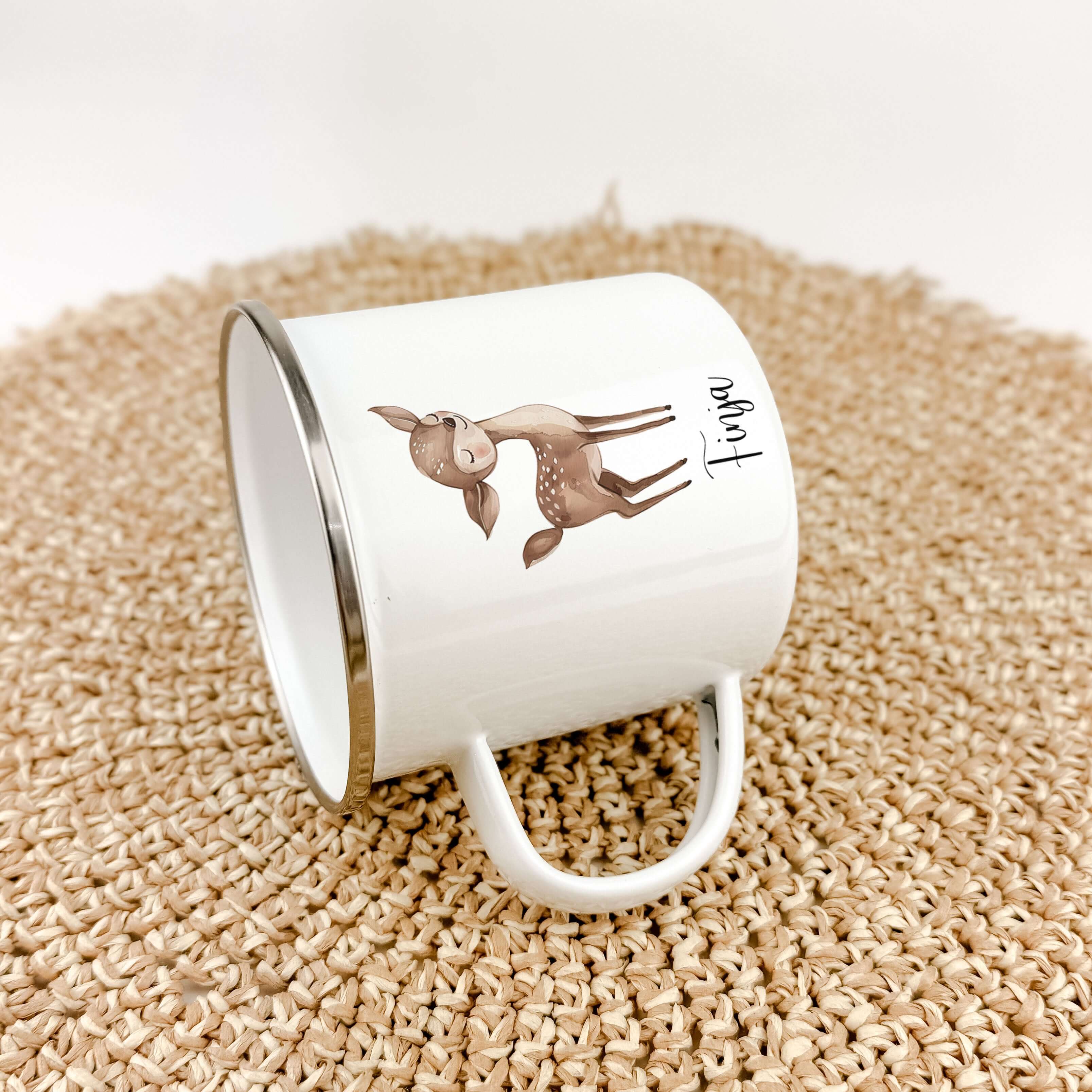 Emaille Tasse Reh-famprints-Emaille Tasse-Entdecke die zauberhafte Emaille Tasse Reh – ein liebevoll gestalteter Begleiter, der nicht nur deinen Alltag verschönert, sondern auch für strahlende Kinderaugen sorgt. Diese Emaille Tasse personalisiert bringt F