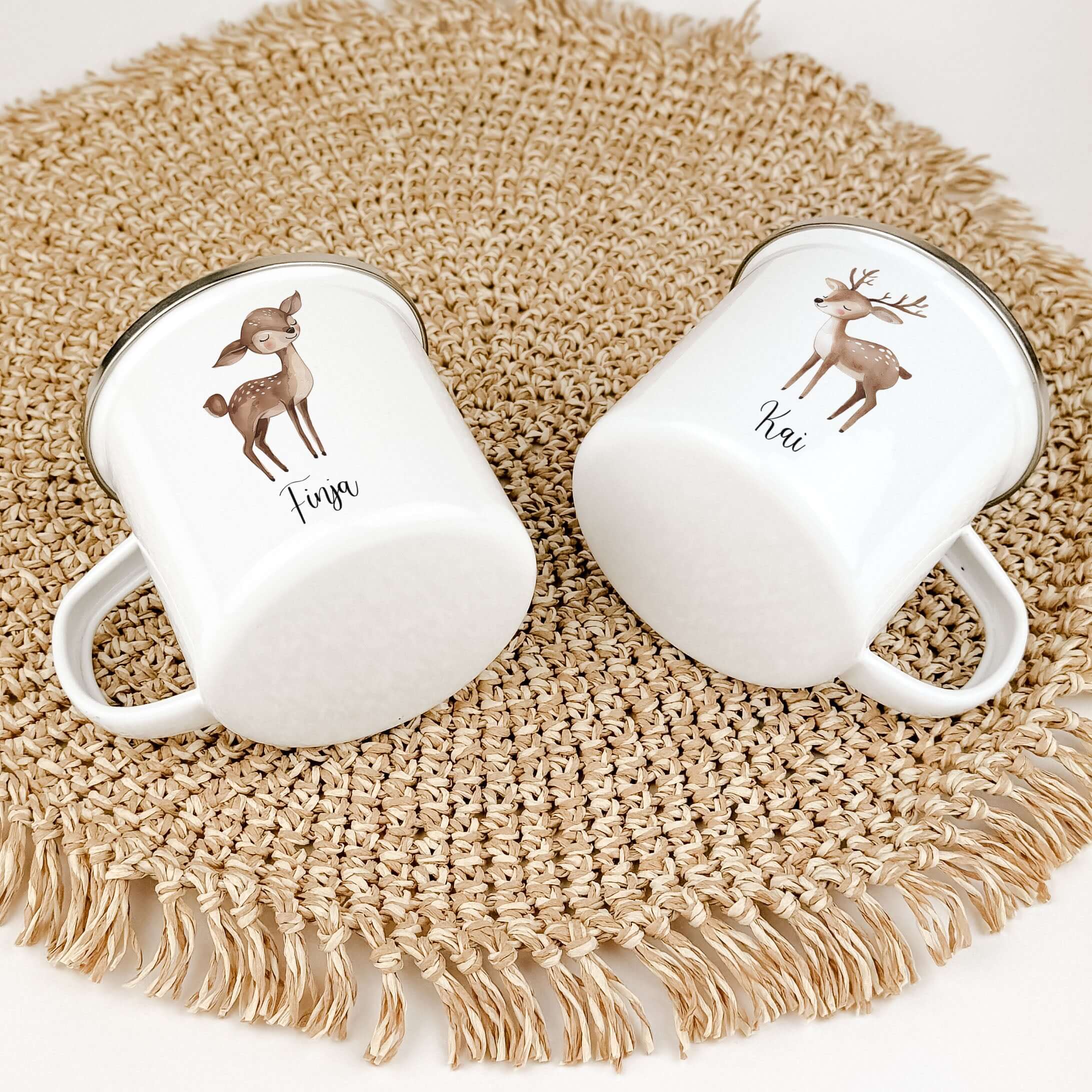 Emaille Tasse Reh-famprints-Emaille Tasse-Entdecke die zauberhafte Emaille Tasse Reh – ein liebevoll gestalteter Begleiter, der nicht nur deinen Alltag verschönert, sondern auch für strahlende Kinderaugen sorgt. Diese Emaille Tasse personalisiert bringt F