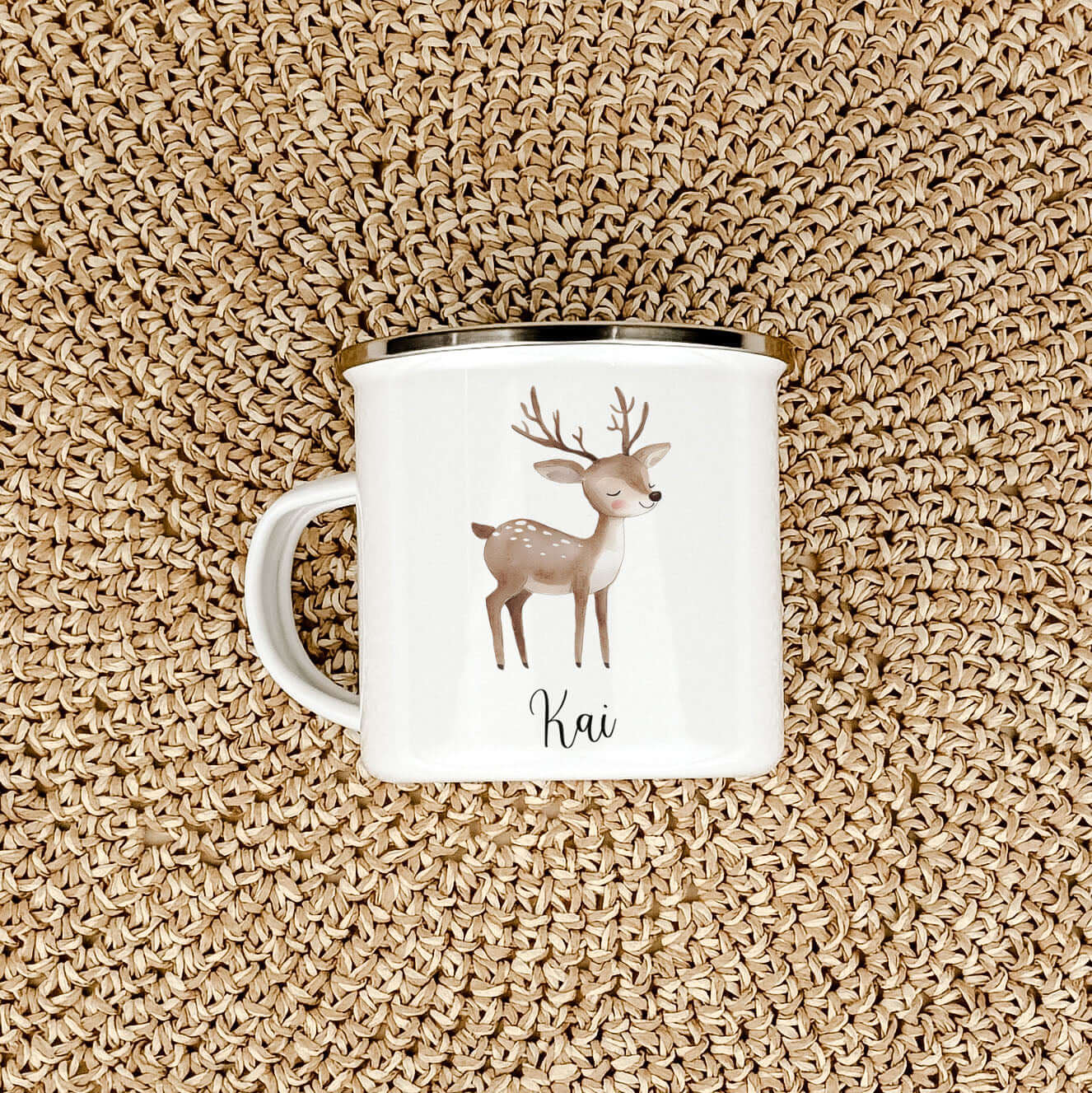 Emaille Tasse Reh-famprints-Emaille Tasse-Entdecke die zauberhafte Emaille Tasse Reh – ein liebevoll gestalteter Begleiter, der nicht nur deinen Alltag verschönert, sondern auch für strahlende Kinderaugen sorgt. Diese Emaille Tasse personalisiert bringt F