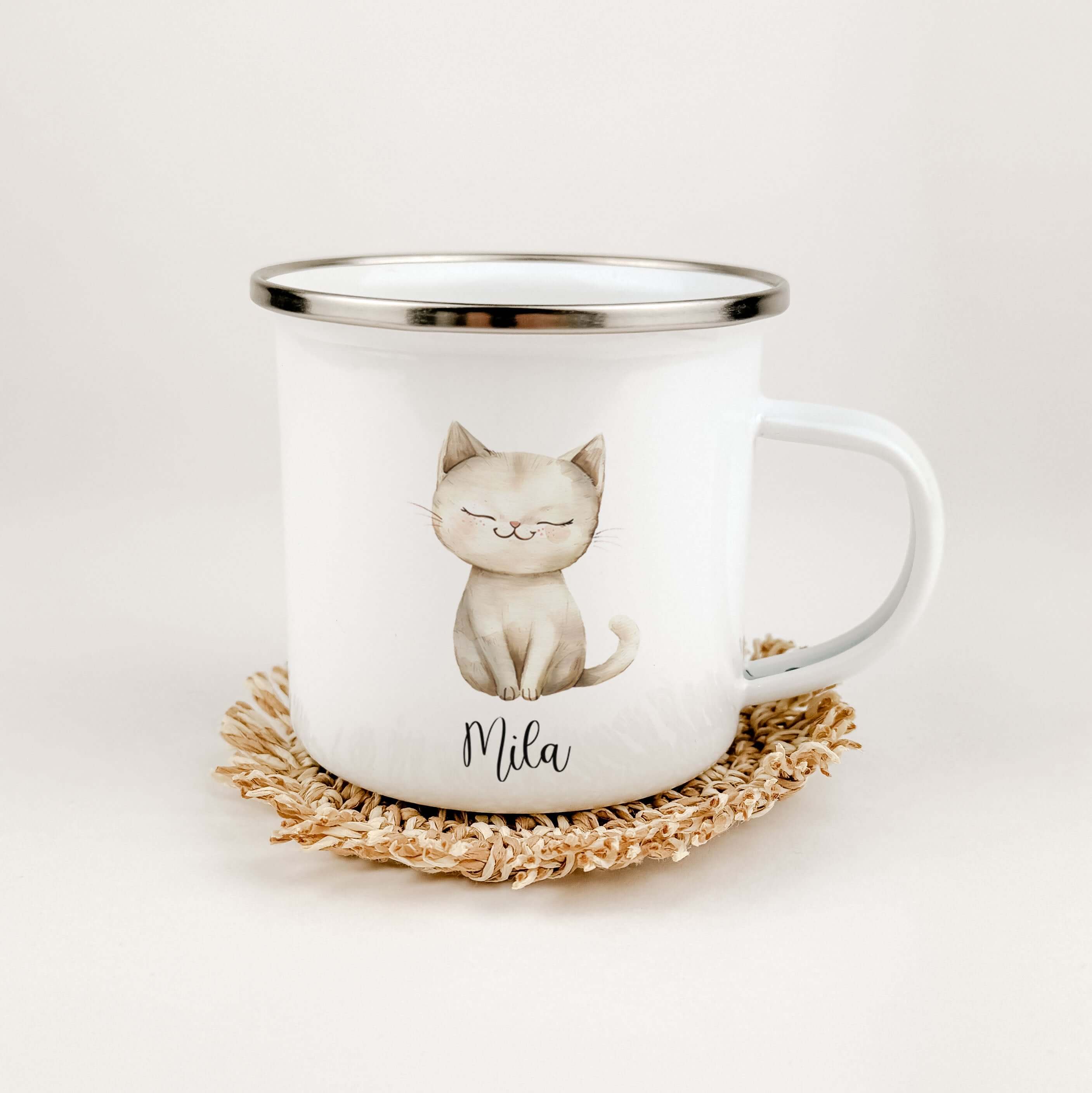 Emaille Tasse Katze-famprints-Emaille Tasse-Entdecke die zauberhafte Emaille Tasse Katze – ein einzigartiges Geschenk, das nicht nur funktional ist, sondern auch Herzen höher schlagen lässt. Diese personalisierte Tasse mit dem Namen deines Kindes bringt F
