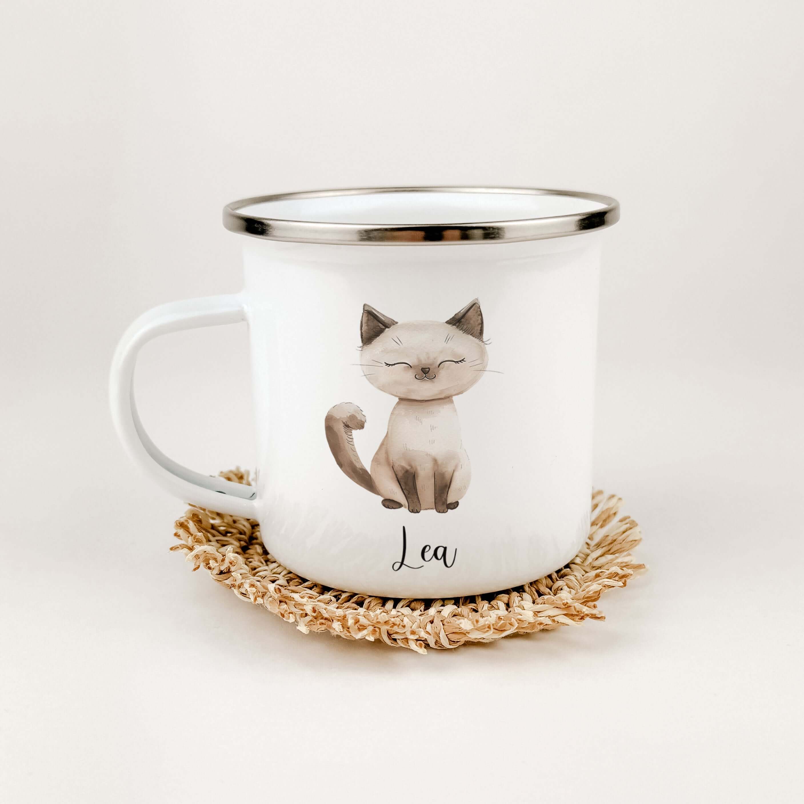 Emaille Tasse Katze-famprints-Emaille Tasse-Entdecke die zauberhafte Emaille Tasse Katze – ein einzigartiges Geschenk, das nicht nur funktional ist, sondern auch Herzen höher schlagen lässt. Diese personalisierte Tasse mit dem Namen deines Kindes bringt F