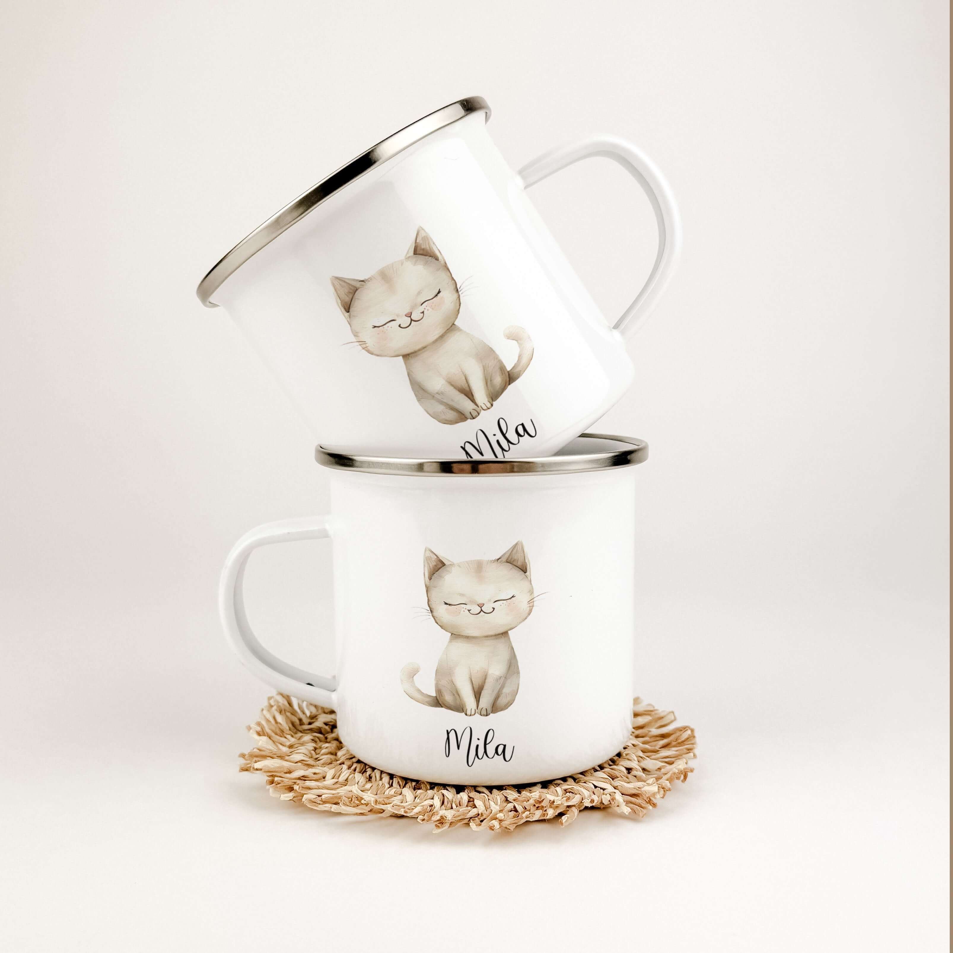 Emaille Tasse Katze-famprints-Emaille Tasse-Entdecke die zauberhafte Emaille Tasse Katze – ein einzigartiges Geschenk, das nicht nur funktional ist, sondern auch Herzen höher schlagen lässt. Diese personalisierte Tasse mit dem Namen deines Kindes bringt F