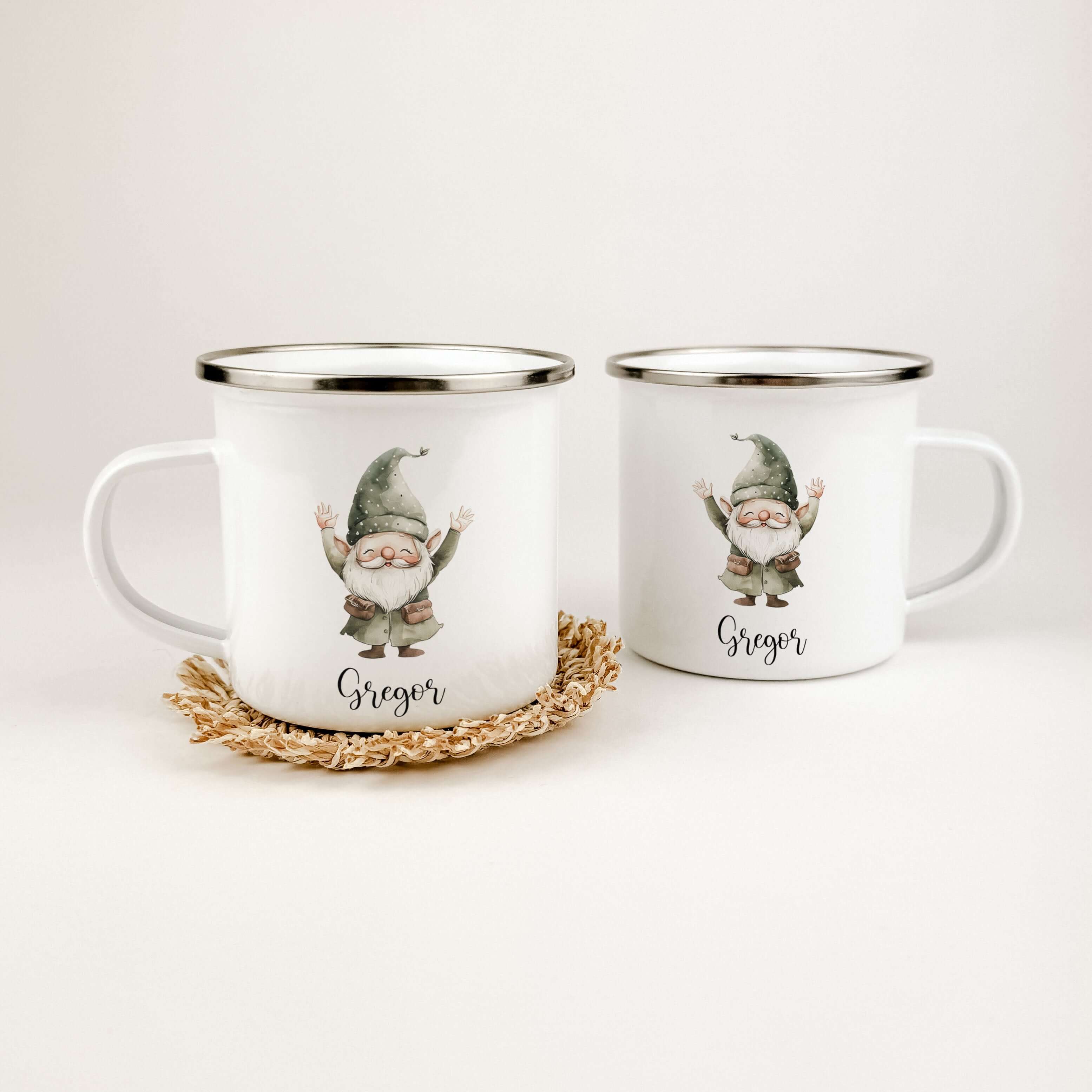 Emaille Tasse Wichtel-famprints-Emaille Tasse-Entdecke die zauberhafte Emaille Tasse Wichtel, die nicht nur durch ihre liebevolle Gestaltung begeistert, sondern auch zahlreiche Vorteile für dein Kind bietet. Diese personalisierte Tasse mit dem Namen deine